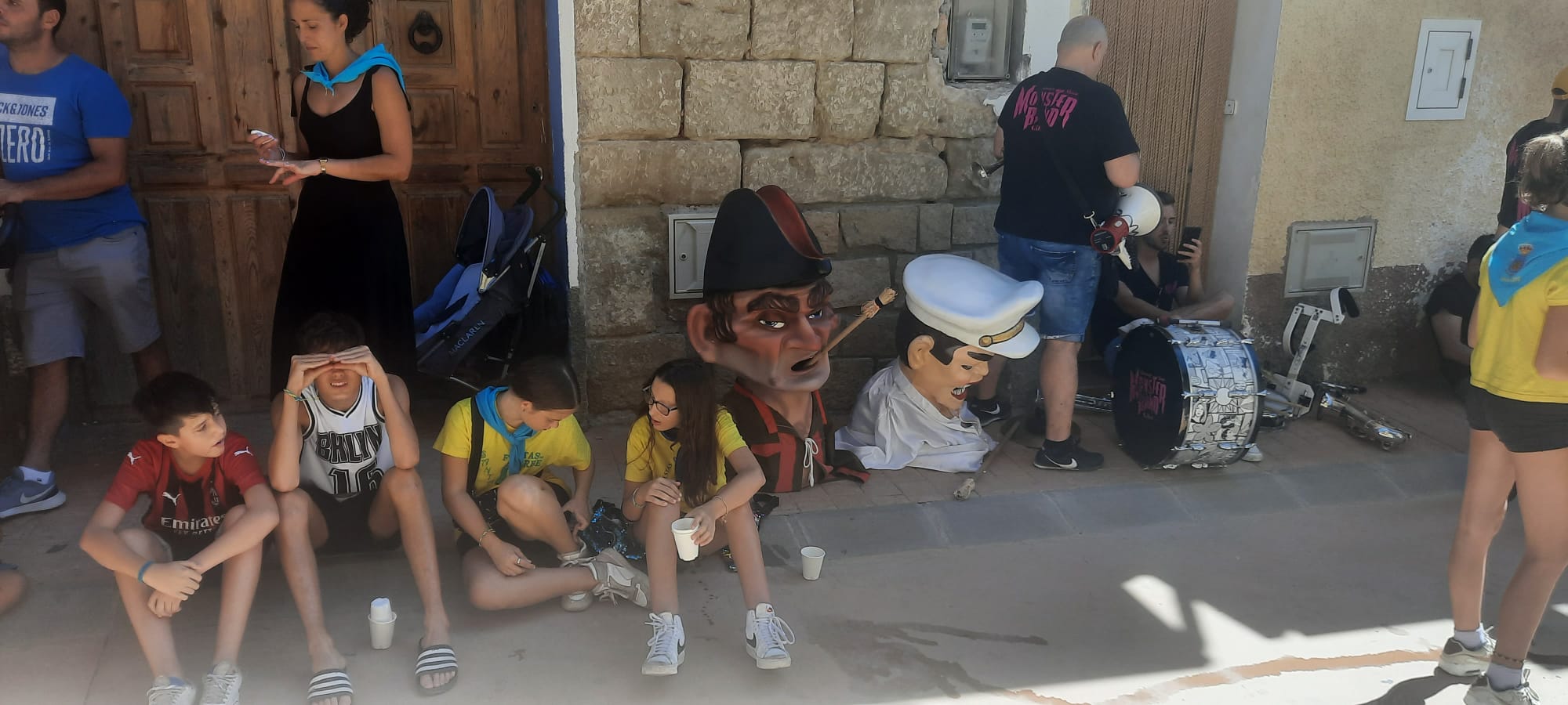 Niños y cabezudos se toman un descanso. Foto Ayuntamiento de Ayerbe