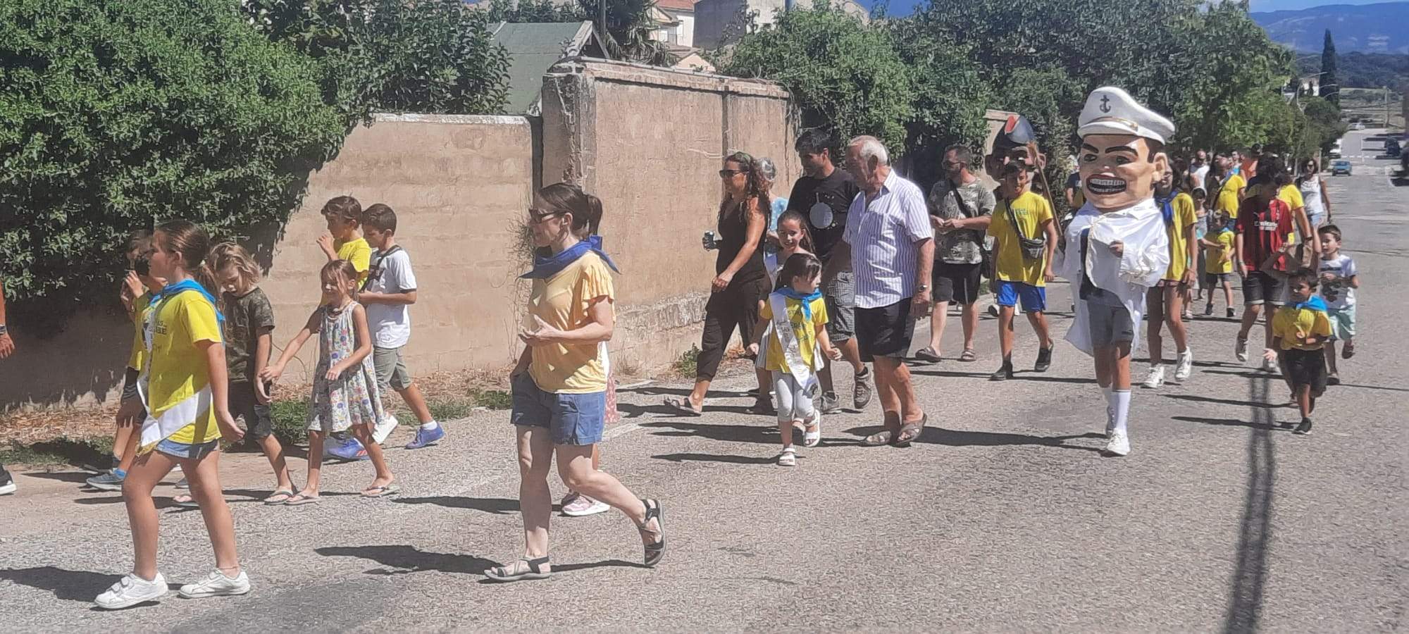 Pasacalles en compañía de los cabezudos. Foto Ayuntamiento de Ayerbe