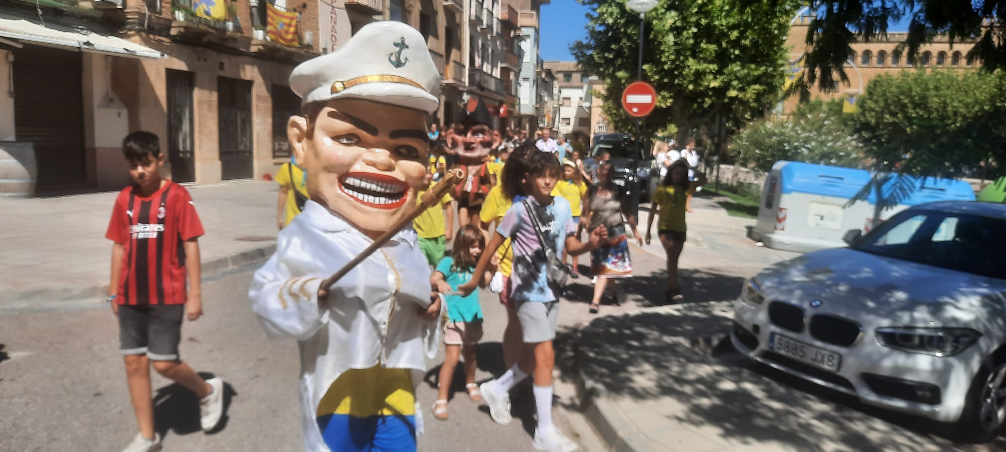 Pasacalles en compañía de los cabezudos. Foto Ayuntamiento de Ayerbe