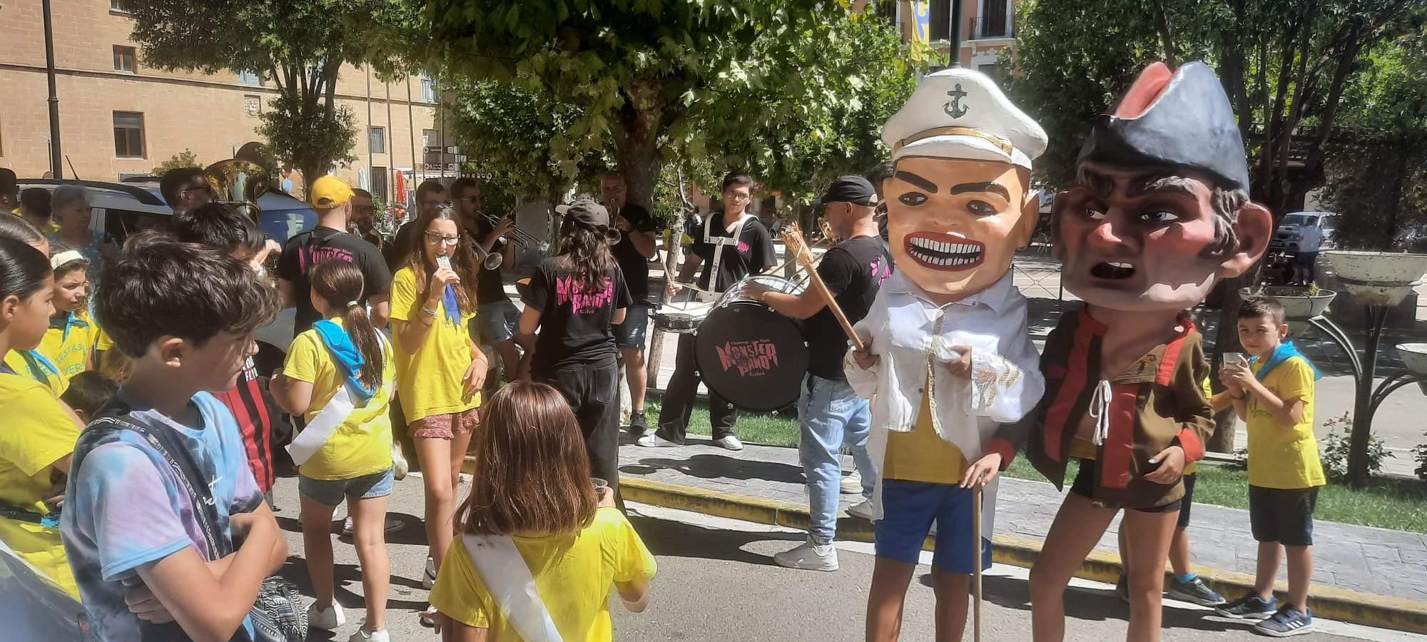 Pasacalles en compañía de los cabezudos. Foto Ayuntamiento de Ayerbe