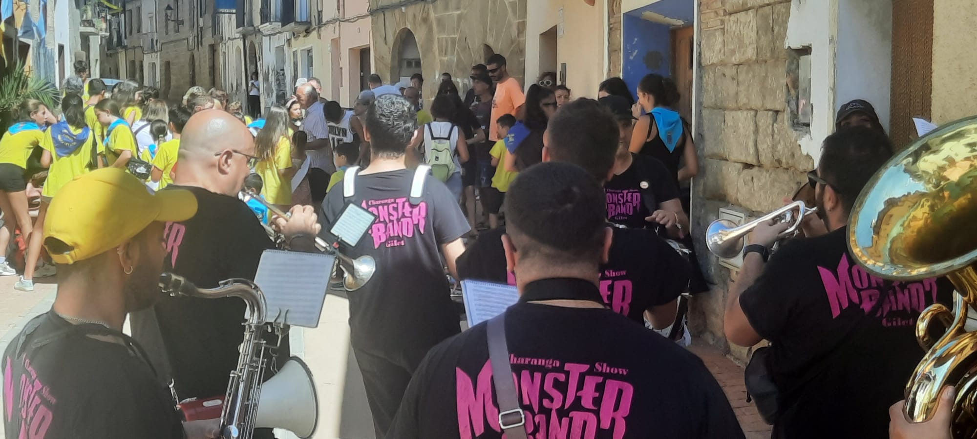 Vermú tras la ronda a las Reinas Infantiles y el pasacalles. Foto Ayuntamiento de Ayerbe