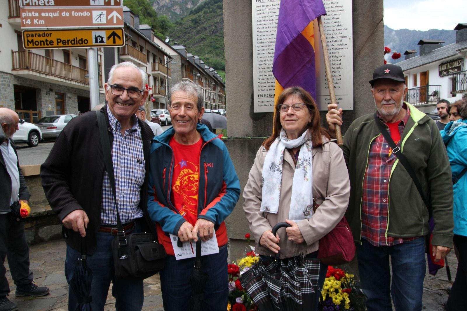 Delegación ampliada de A.R. Binéfar y comarca. El hombre de la izquierda se llama Lluis Companys. Foto Carlos Neofato