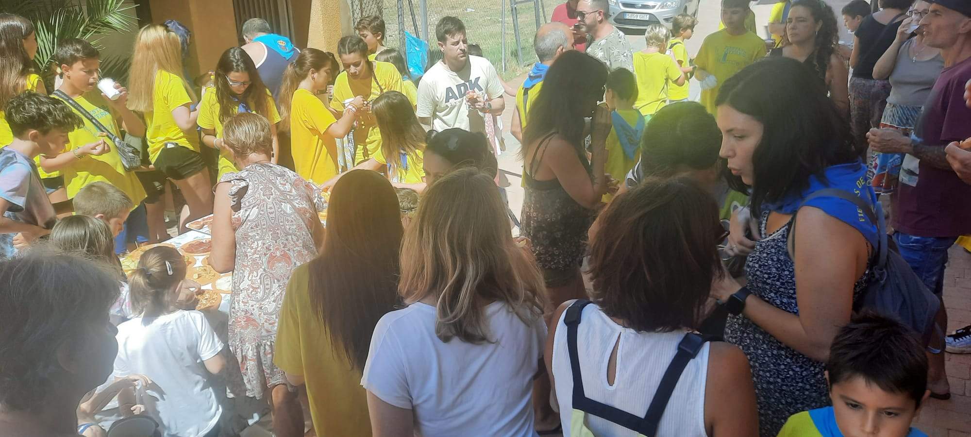 Pasacalles en compañía de los cabezudos. Foto Ayuntamiento de Ayerbe