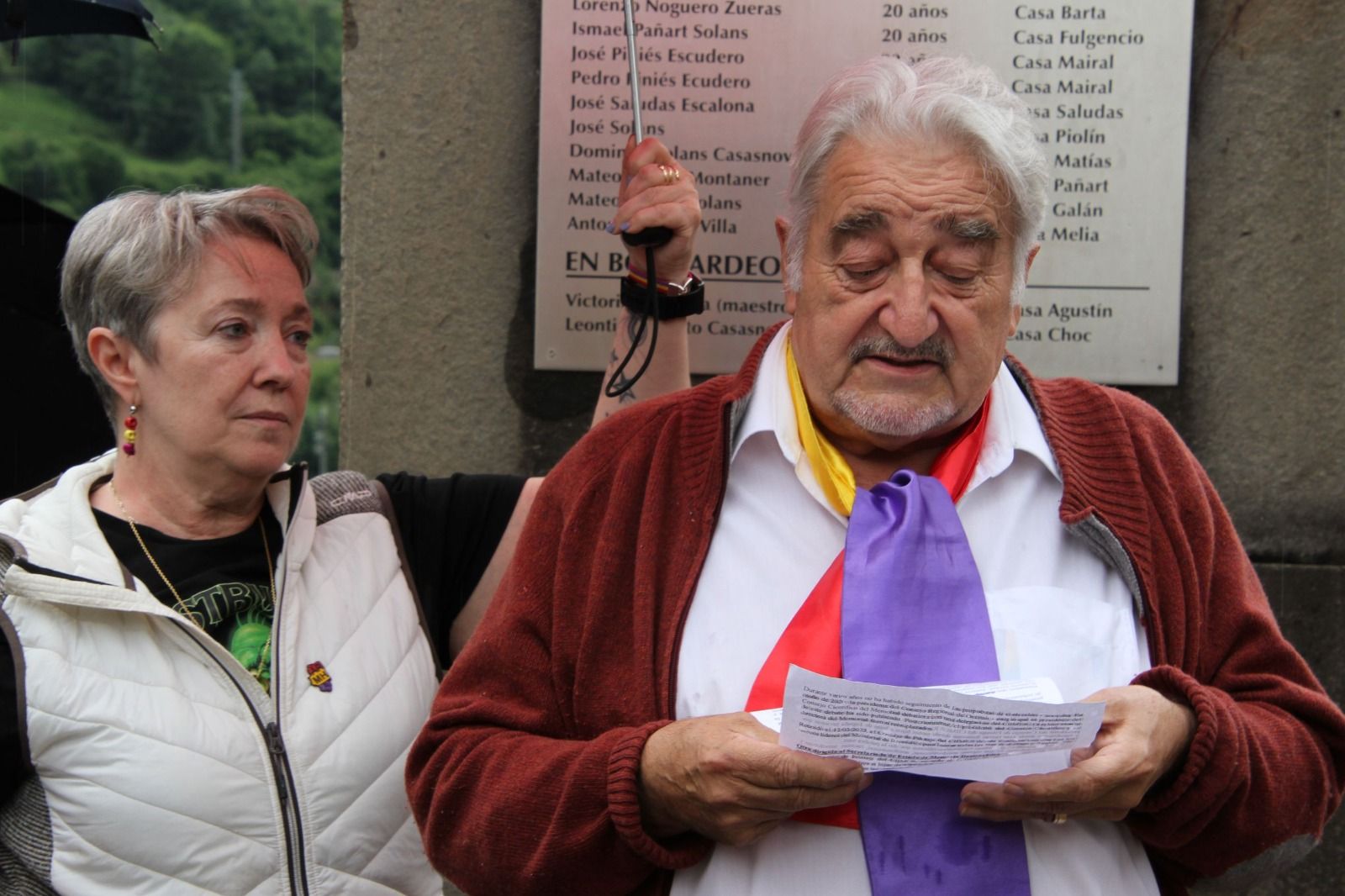 Merche Sánchez (Directiva Asociación Bolsa de Bielsa) junto a José González (presidente de MER 82, organización francesa que acoge hijos del exilio republicano). Foto Carlos Neofato