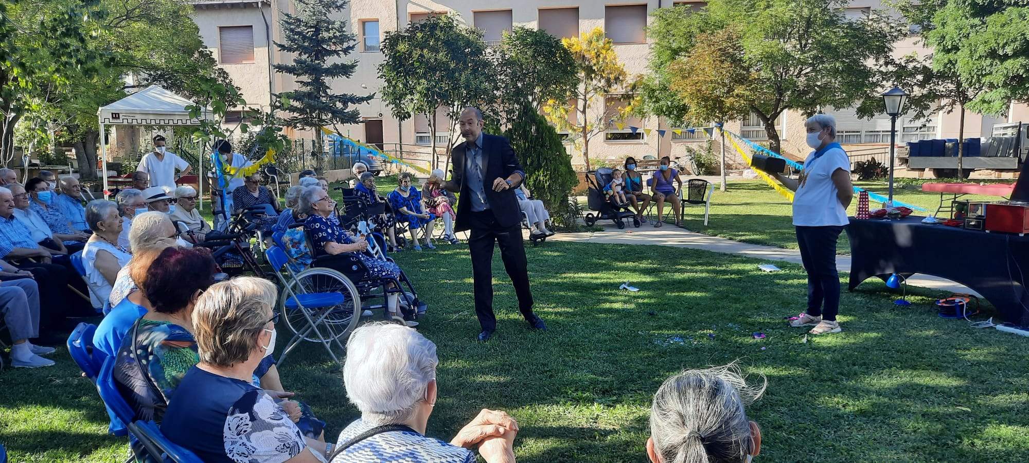 Este mago ha pillado a la concejala de la Tercera Edad. Foto Ayuntamiento de Ayerbe