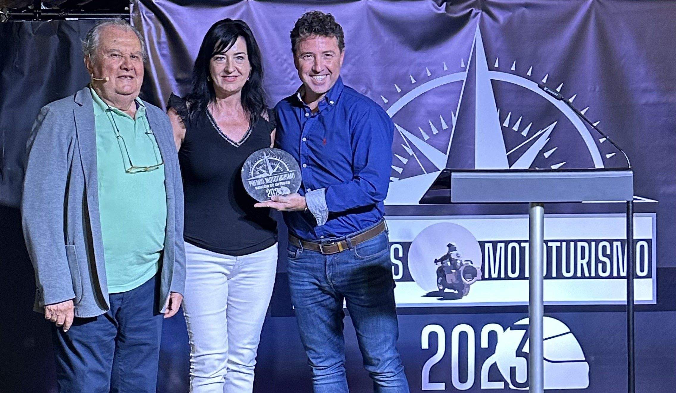 Valentín Requena Gloria Pérez y Fernando Blasco con el Premio Mototurismo 2023 al mejor rincón. 