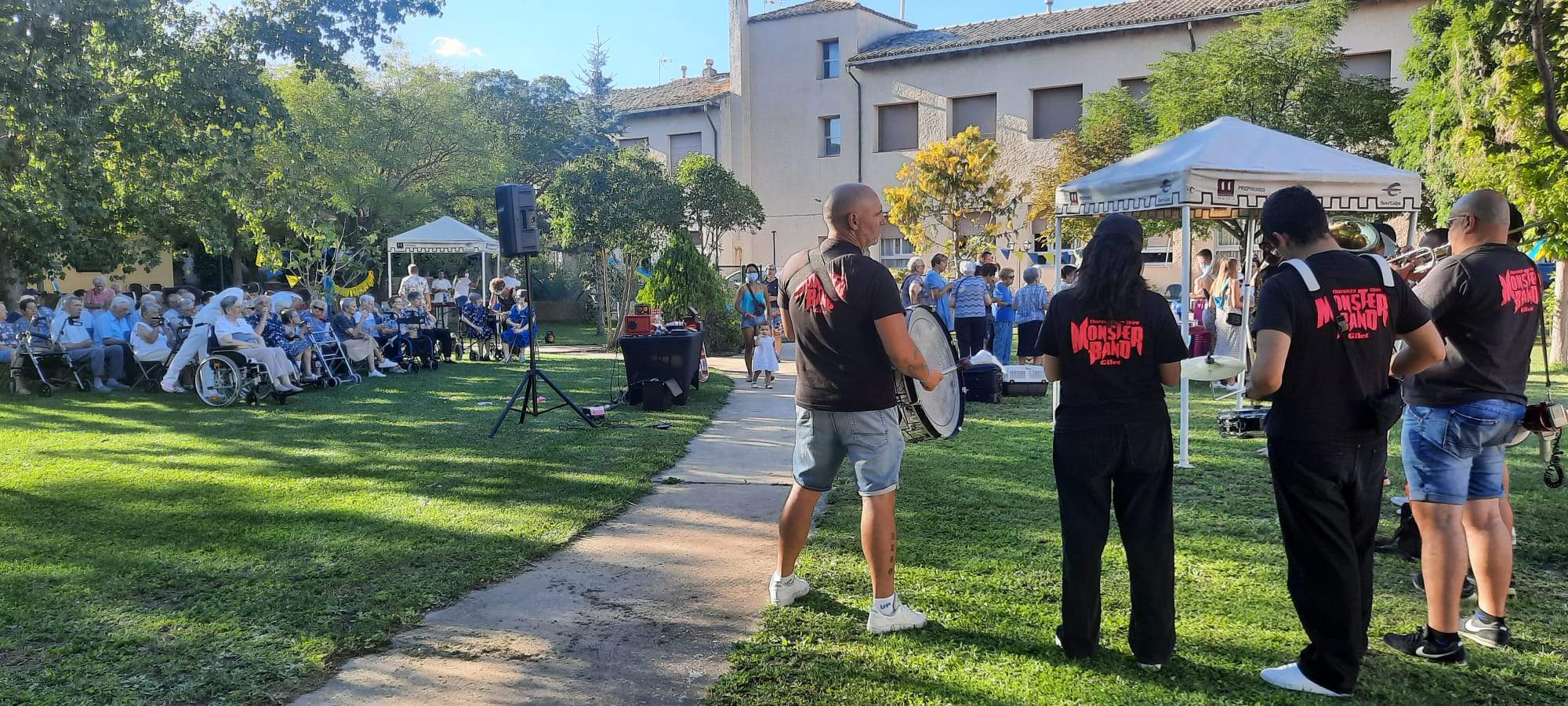 La charanga dedicó unos pasodobles a los abuelos. Foto Ayuntamiento de Ayerbe