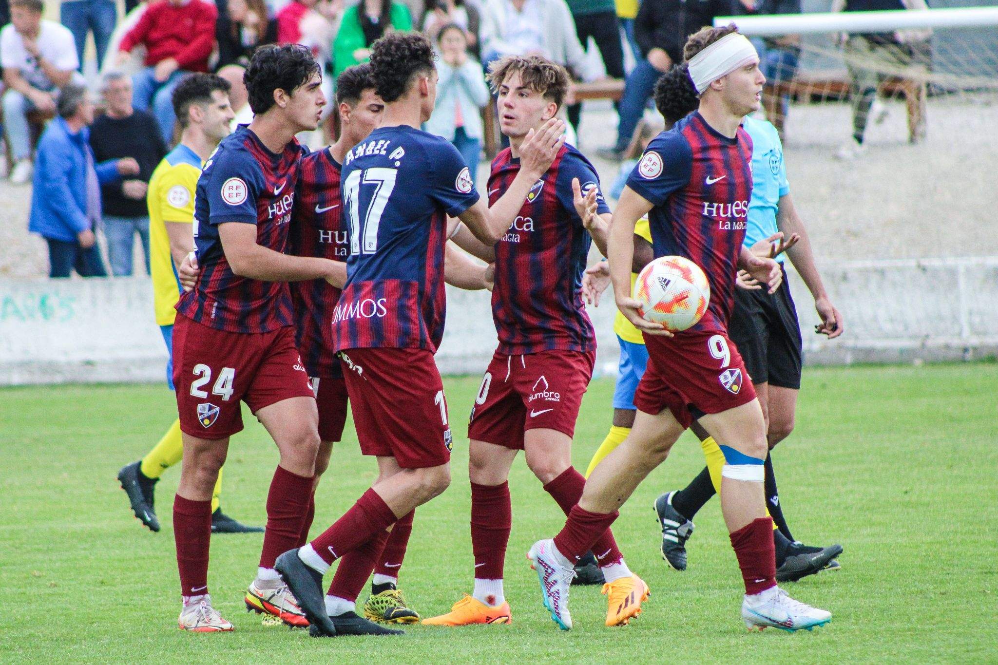 Jugadores del Huesca B en un partido de la pasada temporada en el campo del Almudévar. Foto: @SDHuescaB