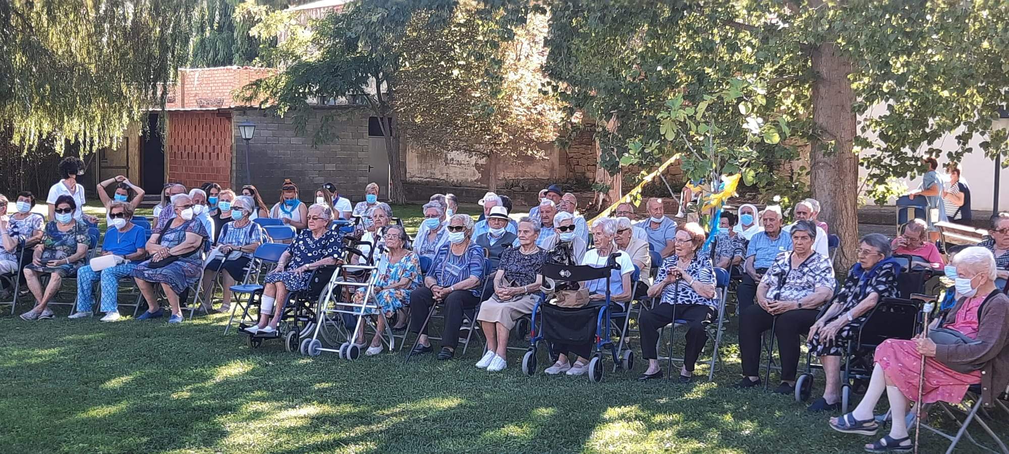 Los abuelos esperando la actuación del mago. Foto Ayuntamiento de Ayerbe