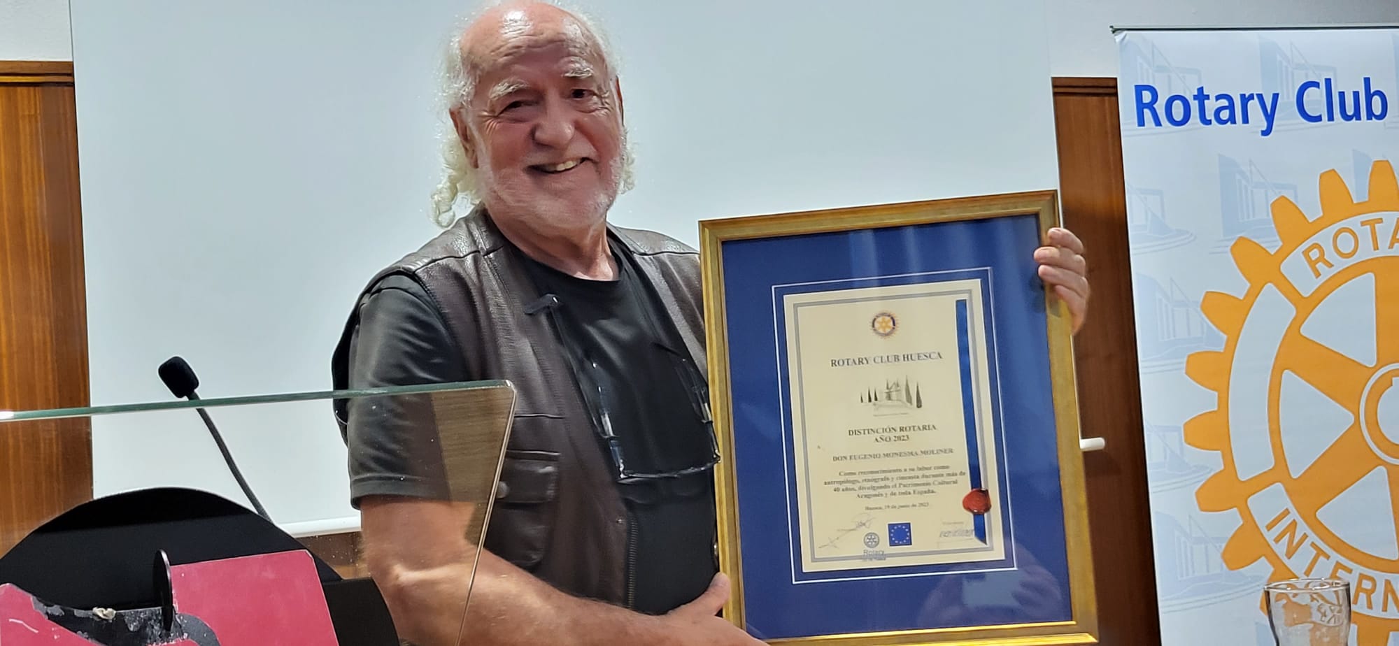 Entrega de la Distinción Rotaria a Eugenio Monesma.