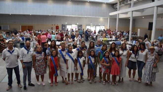 Damas y autoridades en el vermú de los mayores Damas y autoridades en el vermú de los mayores