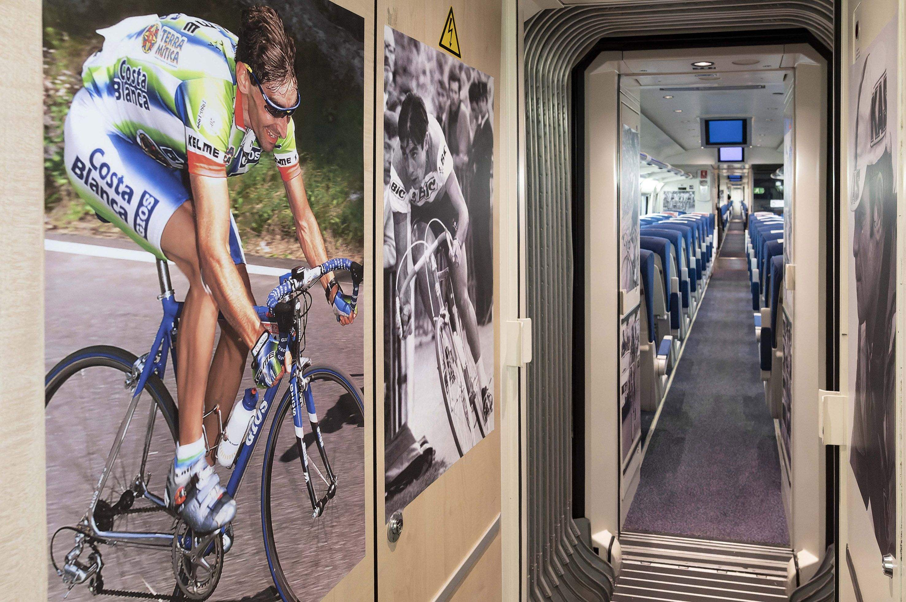 El exciclista profesional Fernando Escartín, en la Expo Renfe Alvia.