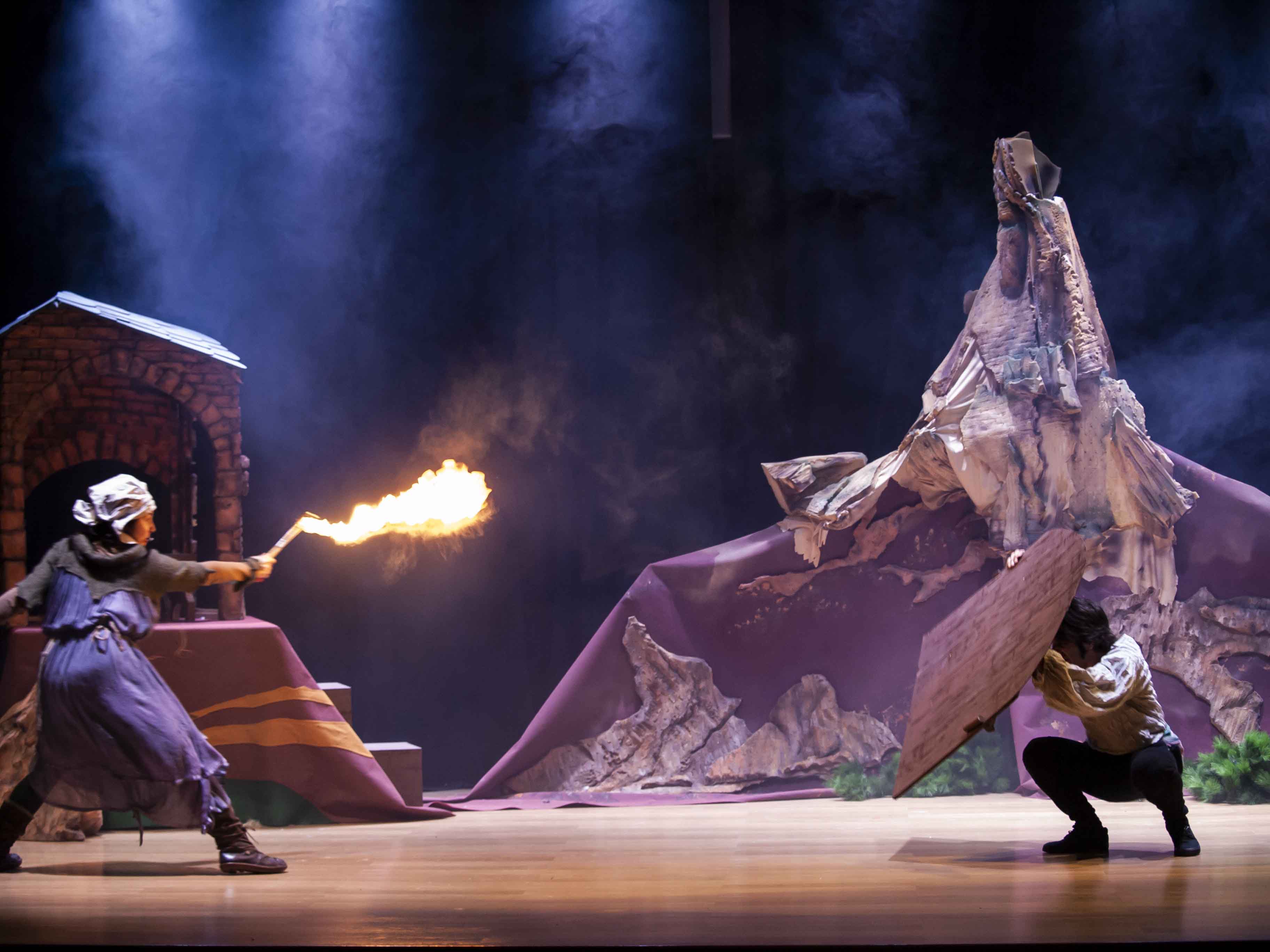 Espectáculo de fuego y circo para el V festival Aragón Legendario en Laspaúles