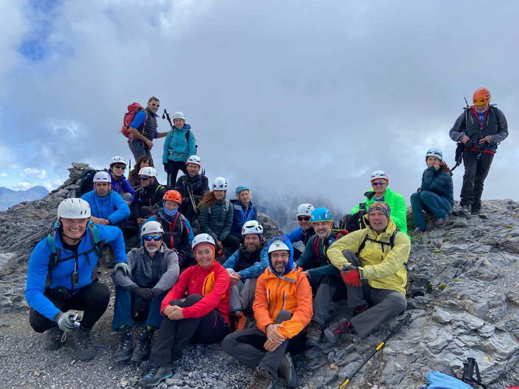 El grupo posa arriba. Caras de satisfacción y esfuerzo de los montañeros de Peña Guara.