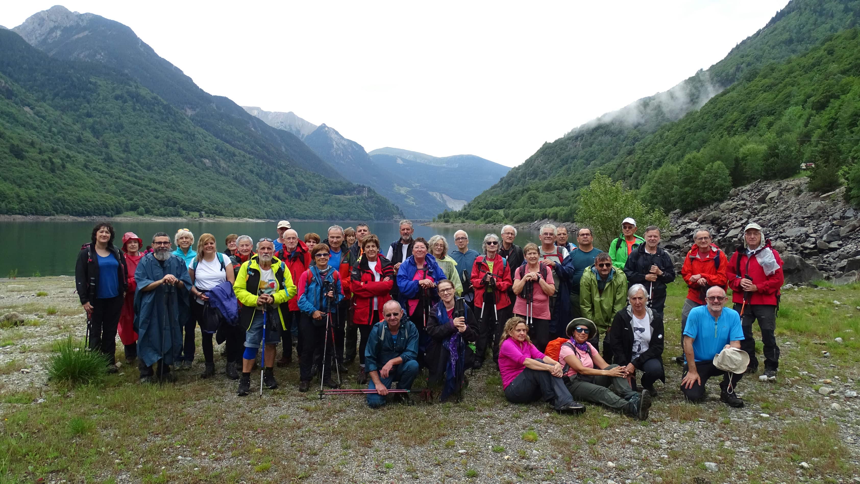 El grupo en el embalse de Baserca.