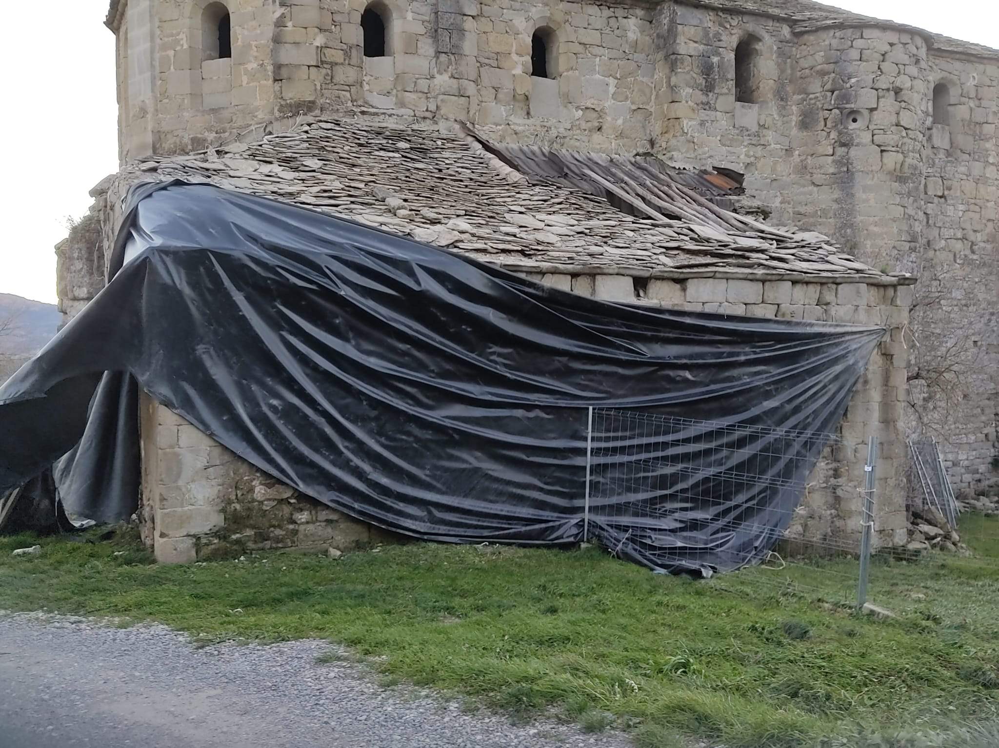Una lona cubre la cubierta y estructura de la iglesia de Castejón de Sobrarbe.