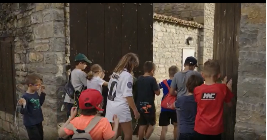 Miembros del Consejo de la Infancia y la Juventud abren las puertas de Aínsa a nuevos moradores.
