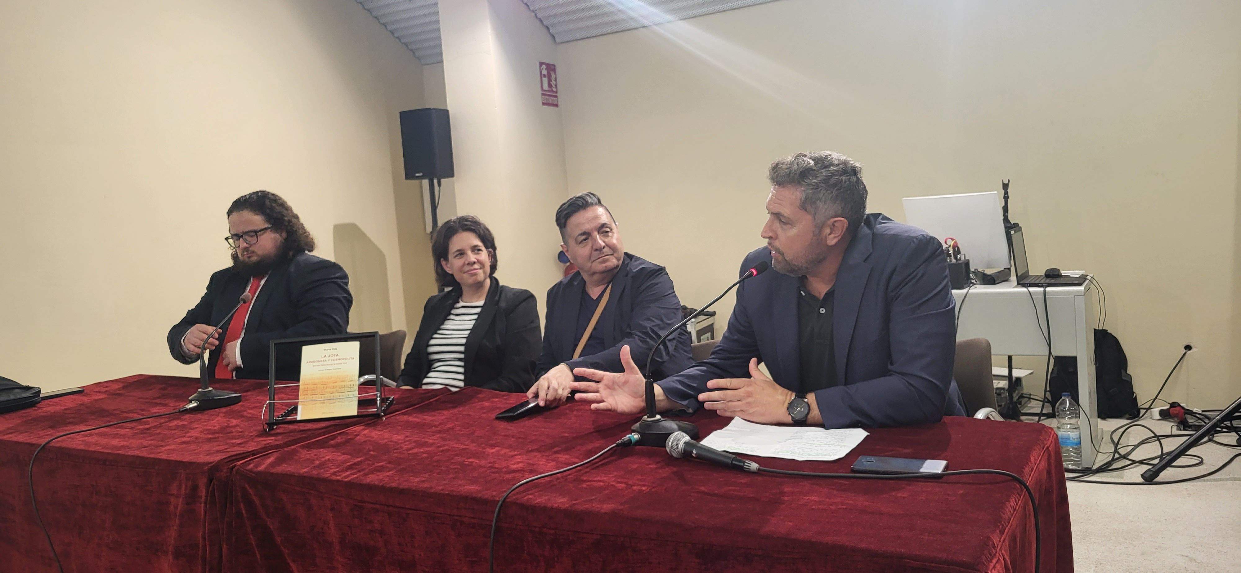 Presentación del libro de Marta Vela en el IEA. Foto Myriam Martínez