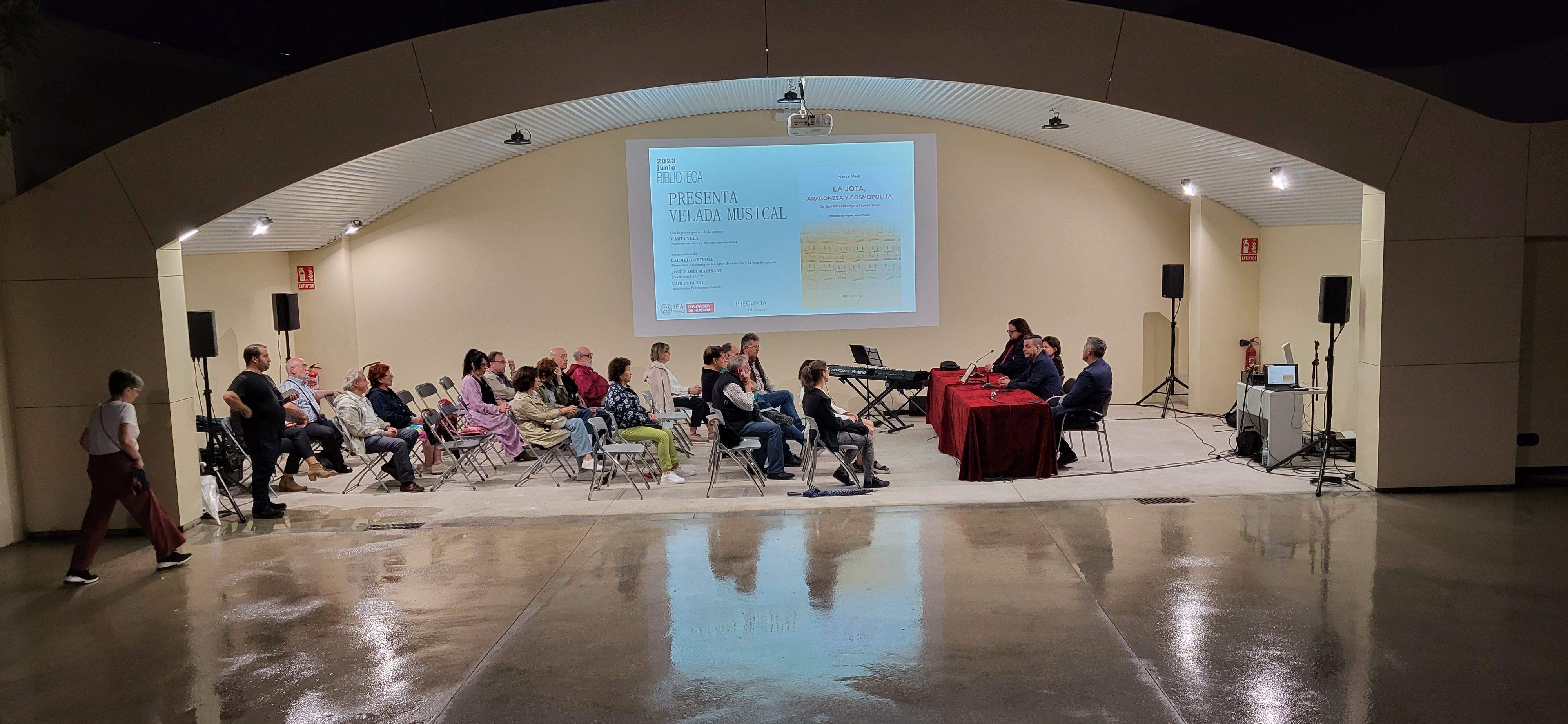 Presentación del libro de Marta Vela en el IEA. Foto Myriam Martínez