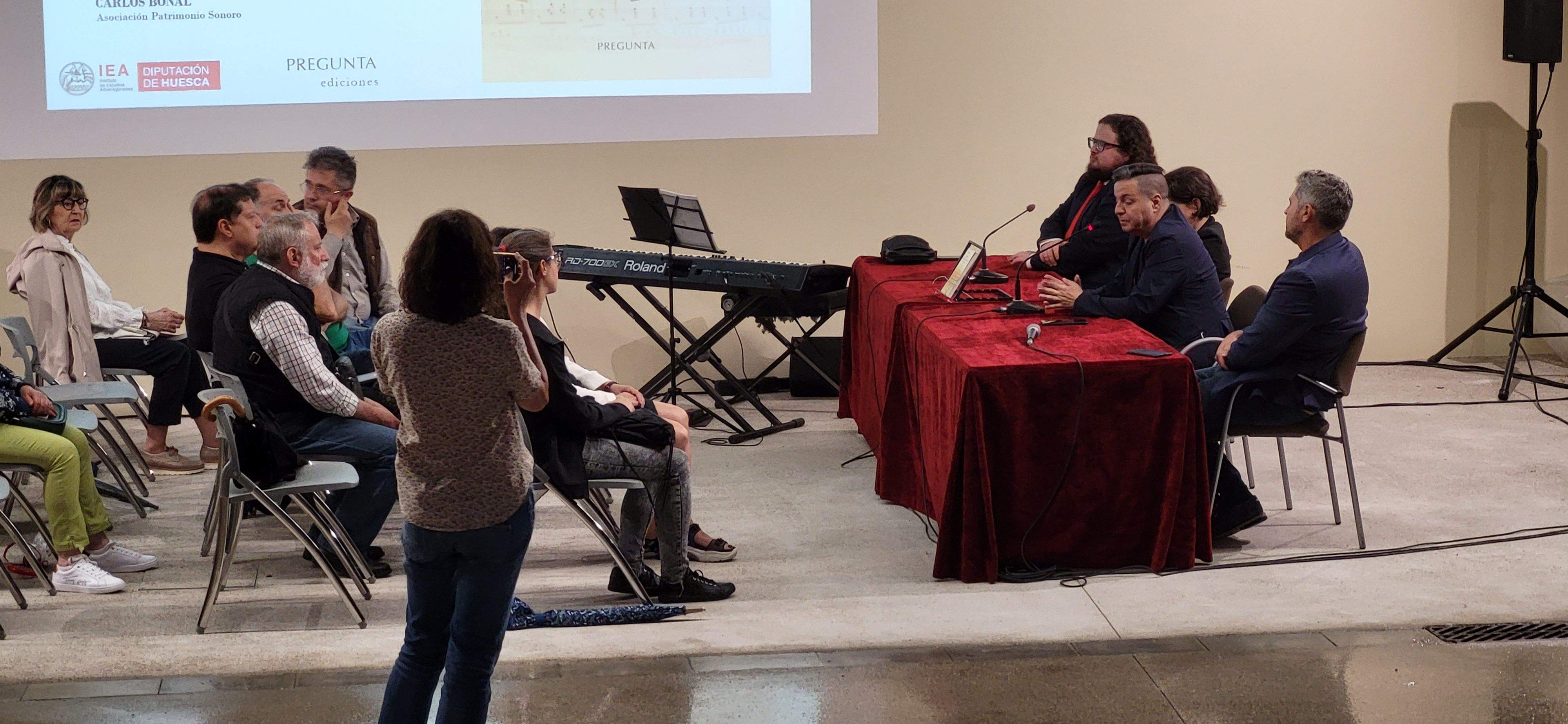 Presentación del libro de Marta Vela en el IEA. Foto Myriam Martínez