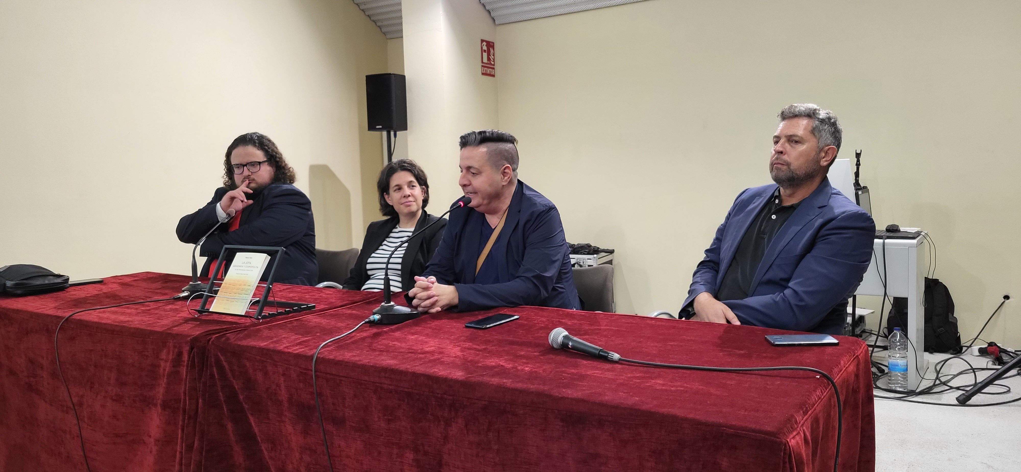 Presentación del libro de Marta Vela en el IEA. Foto Myriam Martínez