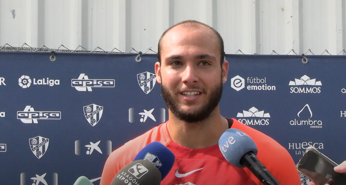 Jérémy Blasco atiende a los medios tras el entrenamiento del miércoles.
