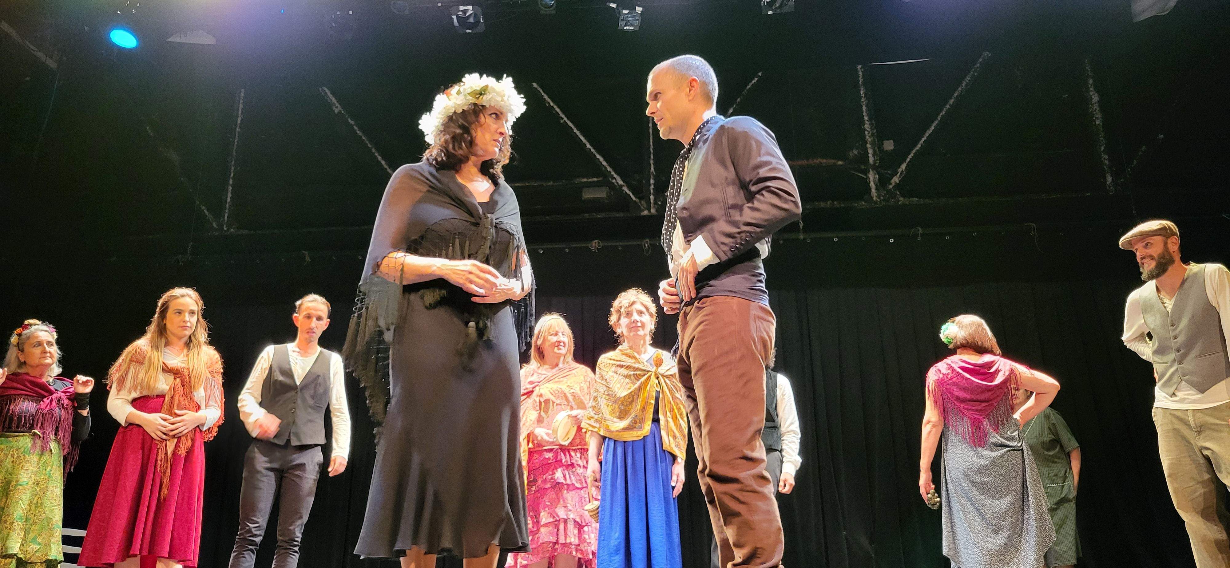 Alboroque teatro, interpretando "Bodas de sangre". Foto Myriam Martínez