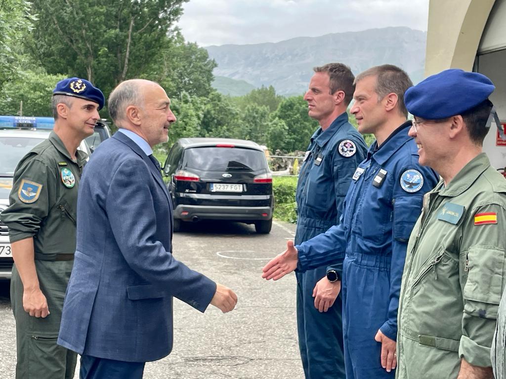 Francisco Beltrán en su visita al acuartelamiento de la Guardia Civil en Benasque.