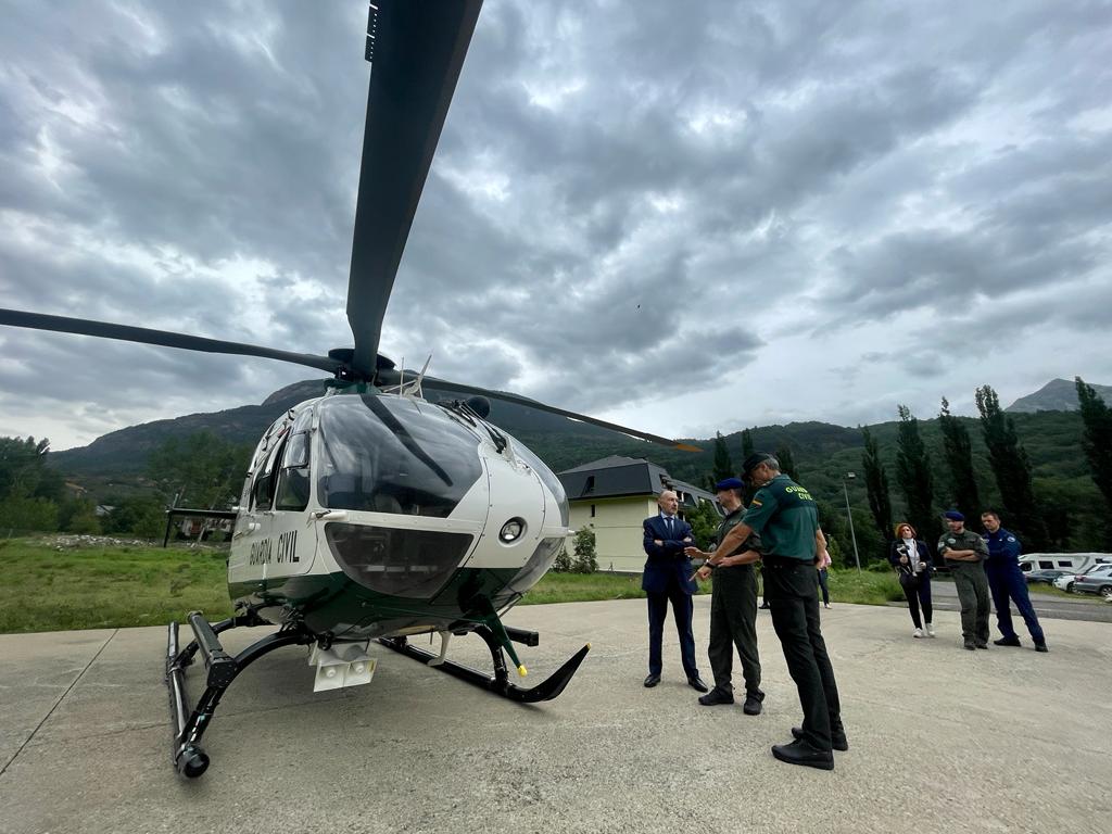 Visita de Fernando Beltrán al acuartelamiento de la Guardia Civil en Benasque.