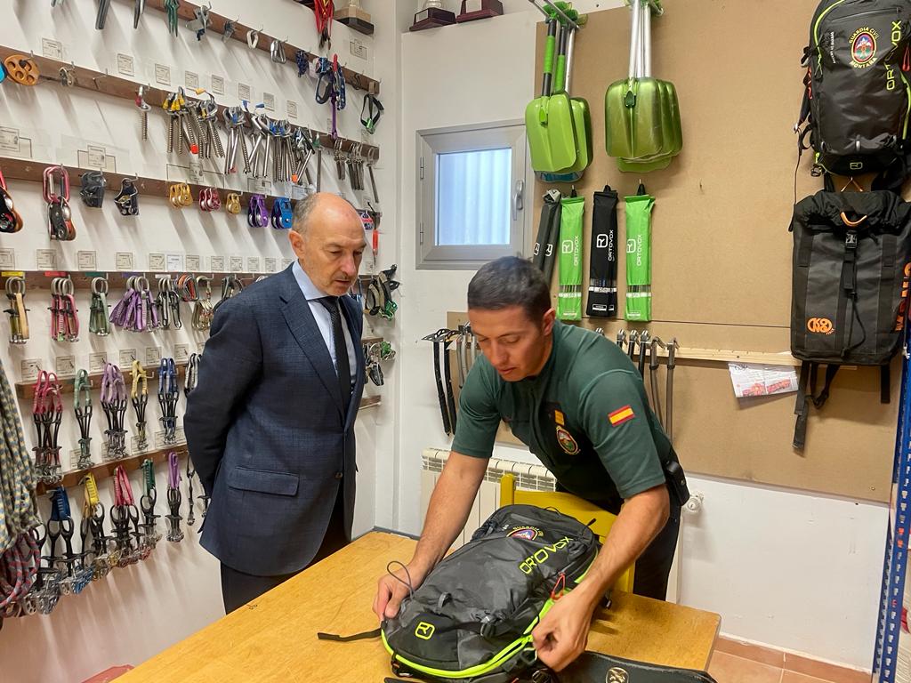 Visita de Fernando Beltrán al acuartelamiento de la Guardia Civil en Benasque.