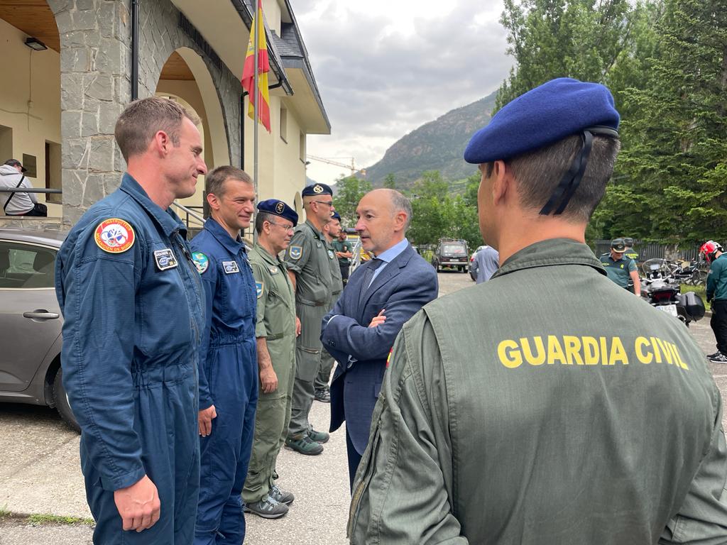 Visita de Fernando Beltrán al acuartelamiento de la Guardia Civil en Benasque.