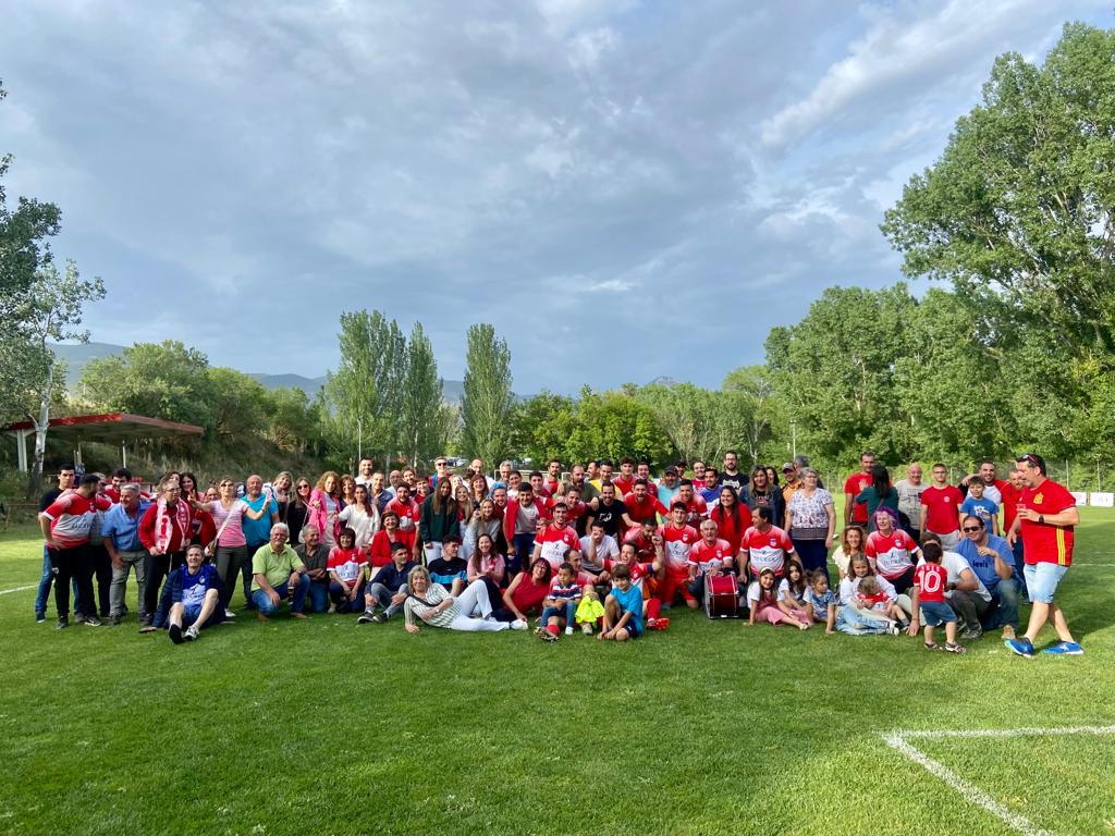 Jugadores y afición del Bolea en una foto de familia. 