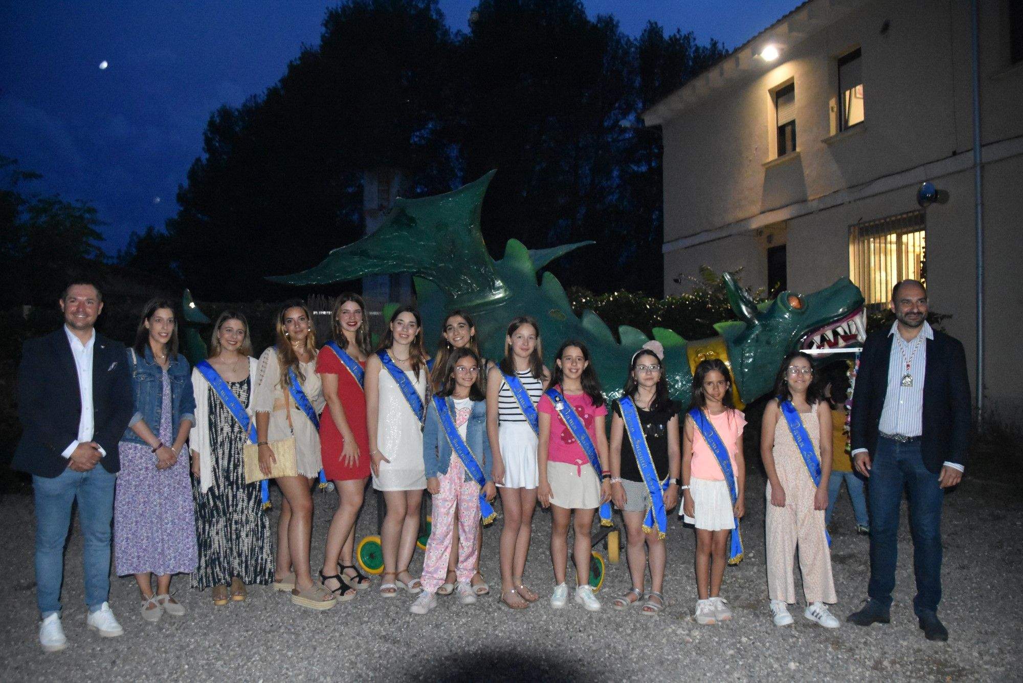 Damas de las fiestas con alcalde y concejales. Foto Ayuntamiento de Barbastro 