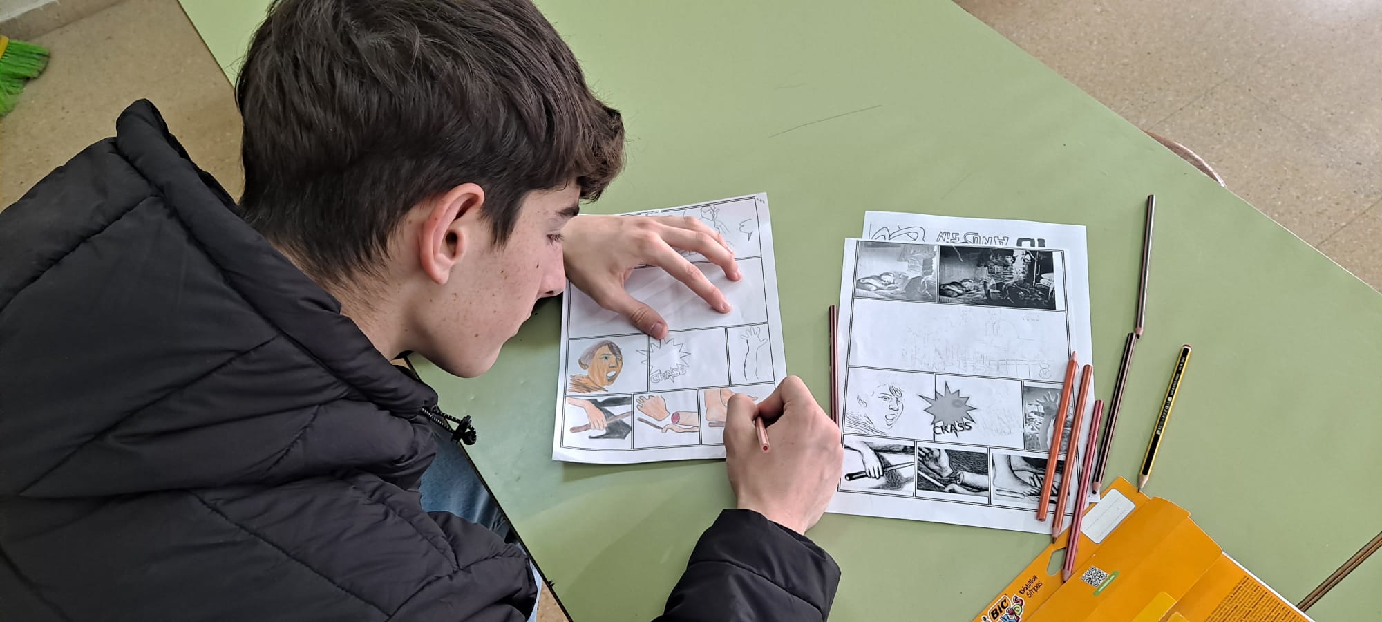 Uno de los alumnos del IES Montes Negros trabajando en el cómic premiado.