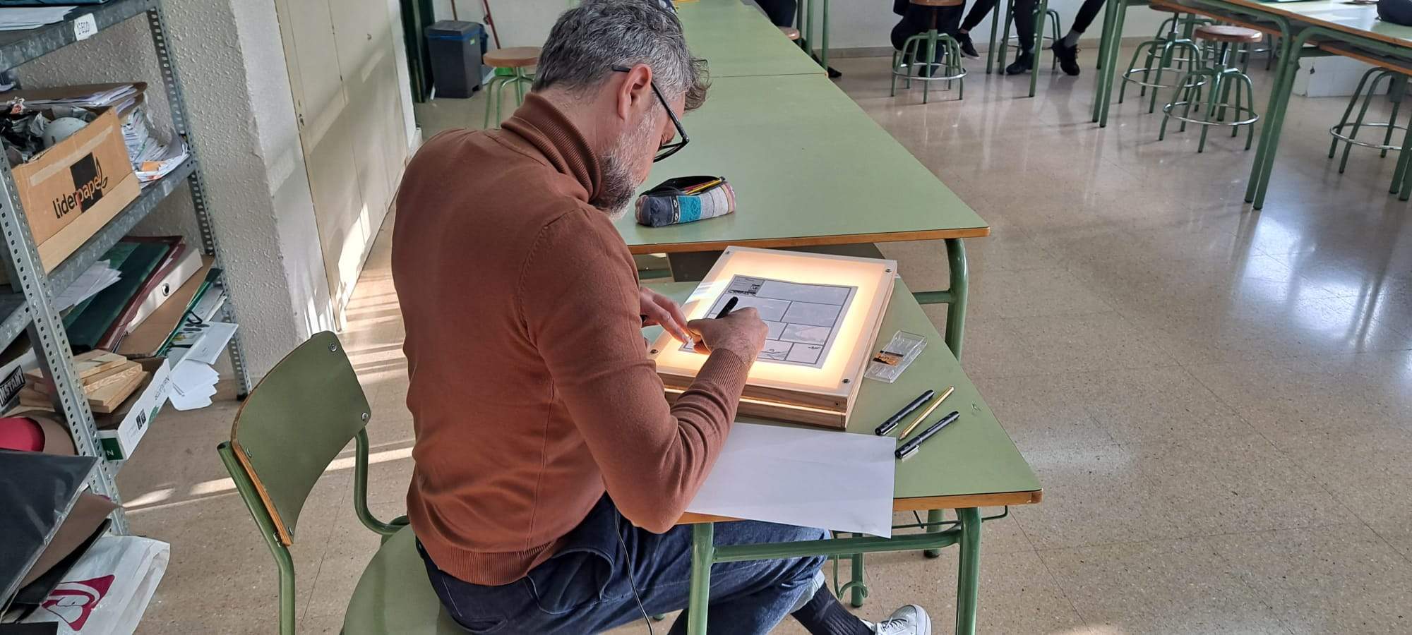 Alberto Olivar trabajando en el cómic. 