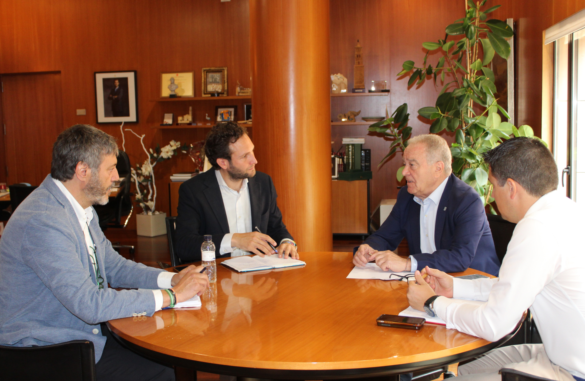 Gerardo Oliván, Isaac Claver, Miguel Gracia y Antonio Biescas en el despacho de Presidencia de la Diputación