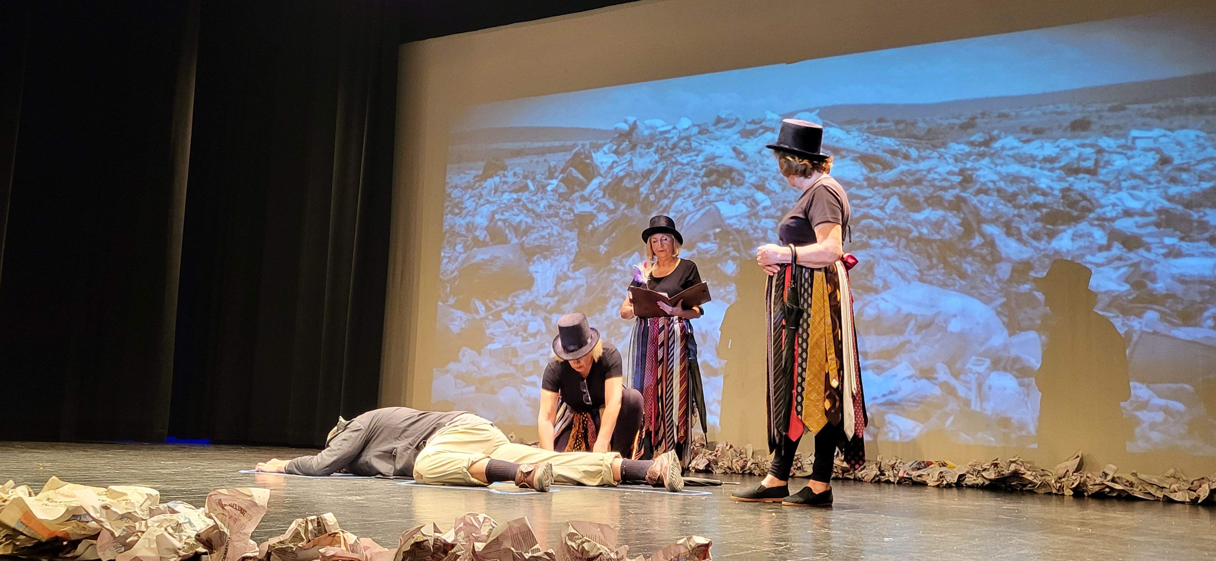 Candil teatro con la obra "Topografía de un desnudo". Foto Myriam Martínez