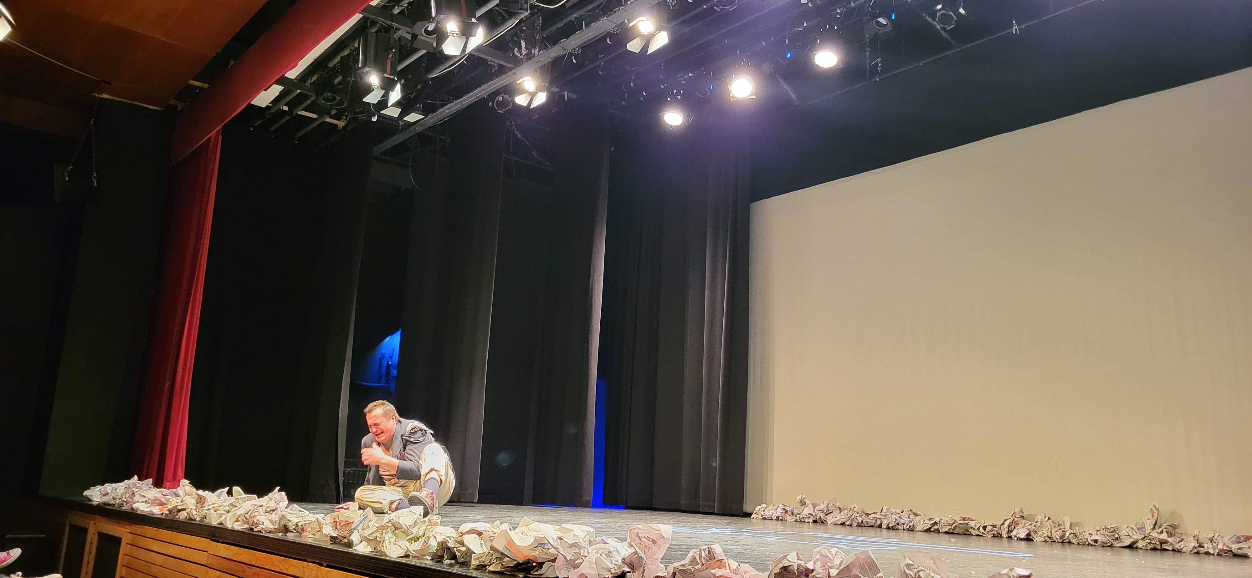 Candil teatro con la obra "Topografía de un desnudo". Foto Myriam Martínez