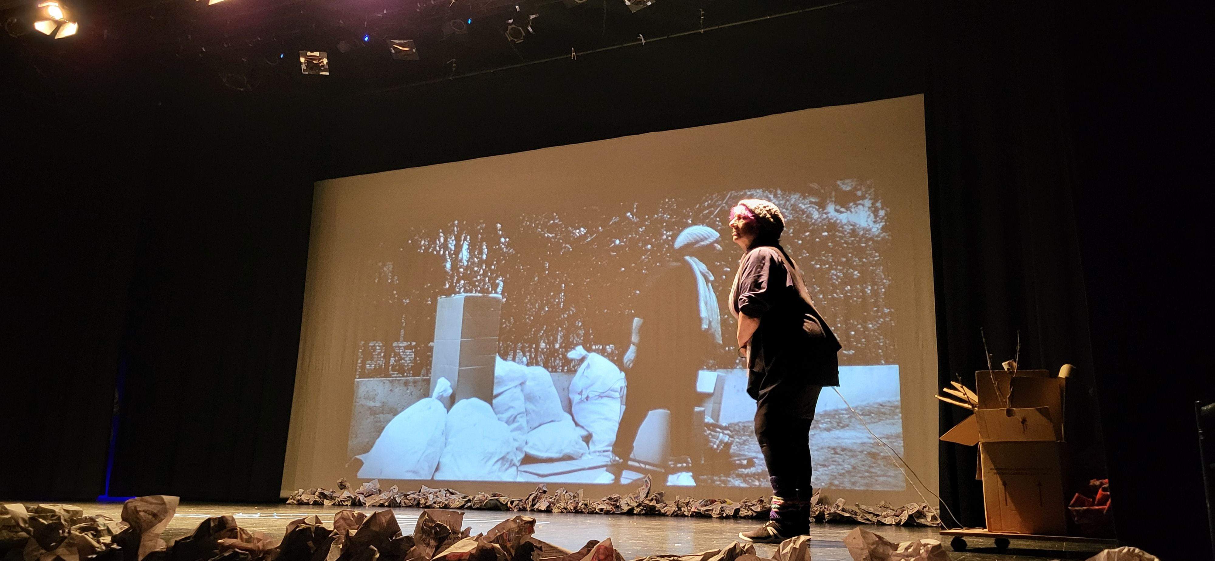 Candil teatro con la obra "Topografía de un desnudo". Foto Myriam Martínez