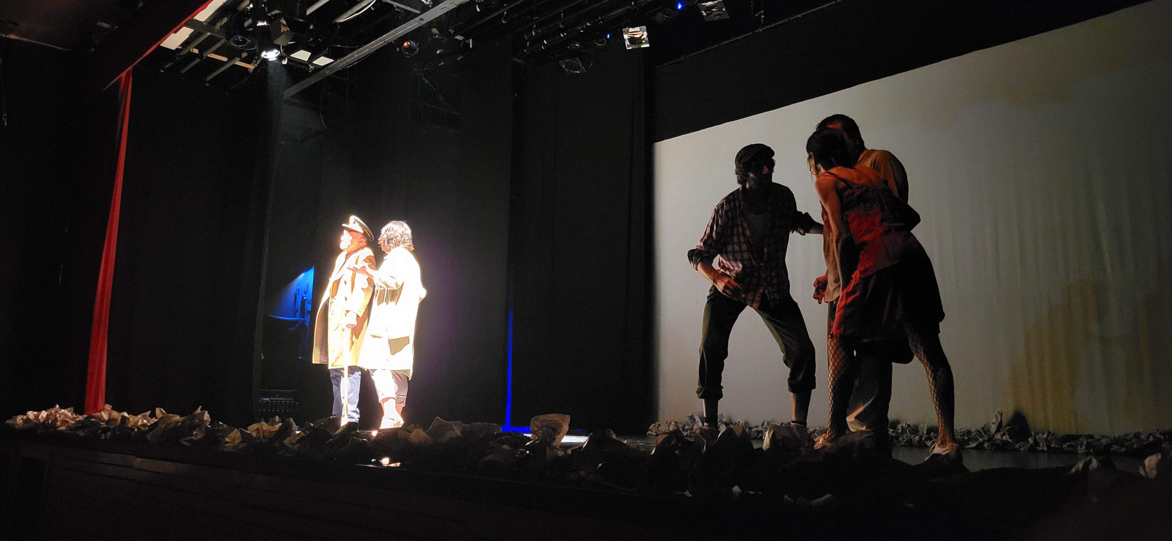 Candil teatro con la obra "Topografía de un desnudo". Foto Myriam Martínez