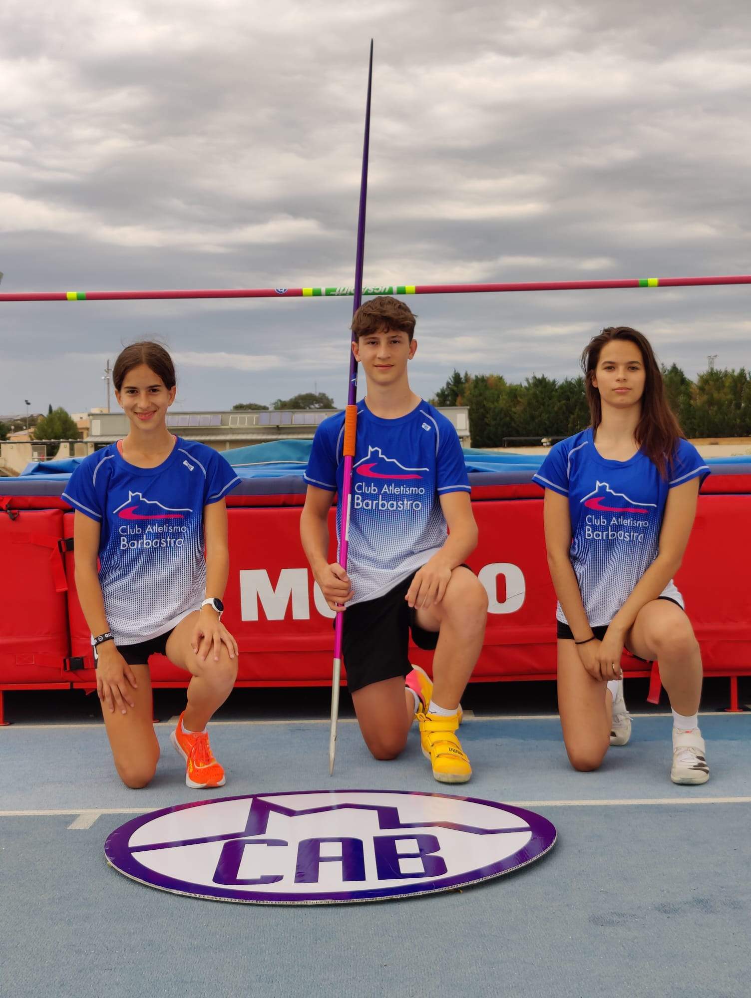 Clara Lacoma, Marcos Ruiz y Julia Lacoma, del CA Barbastro.