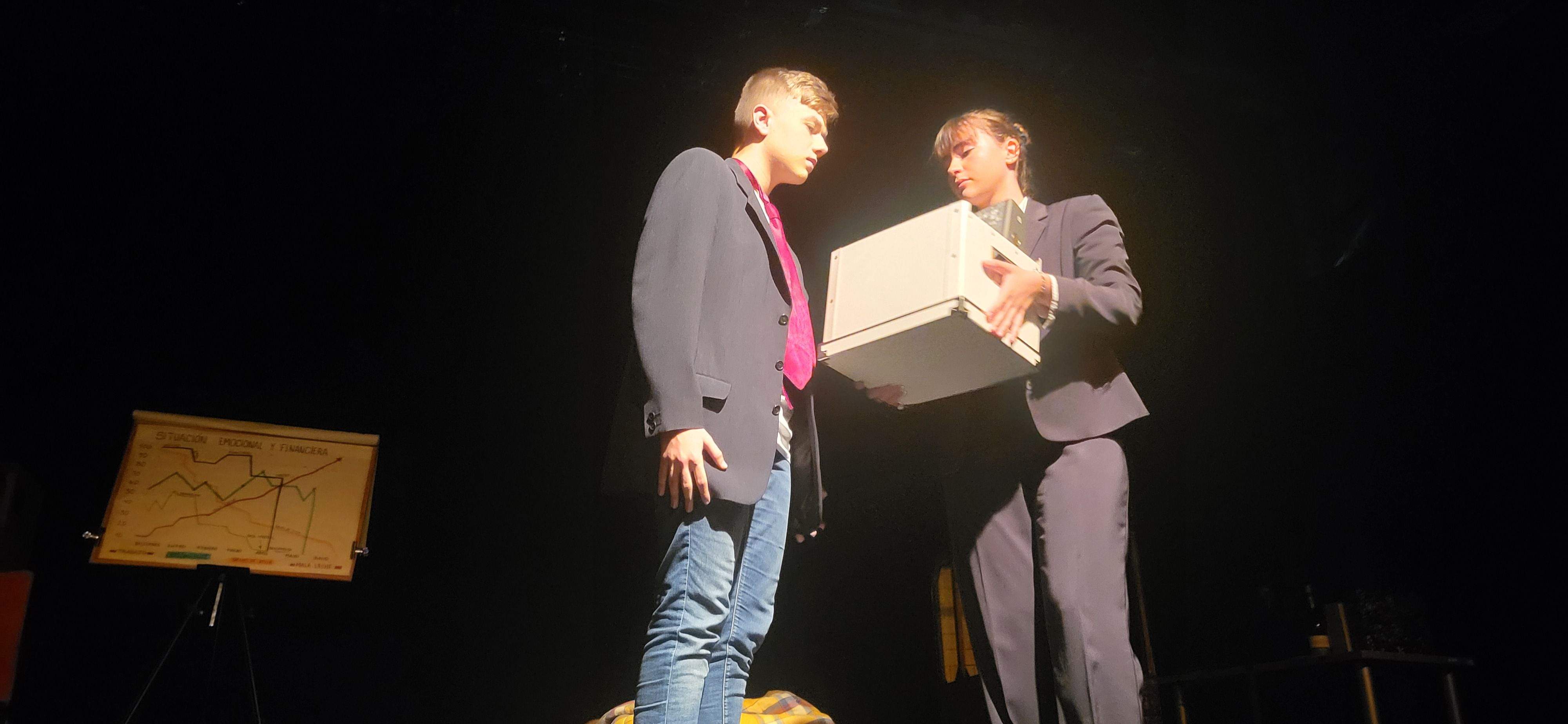 "Los locos susurran alto" con la obra "Pros y contras". Foto Myriam Martínez