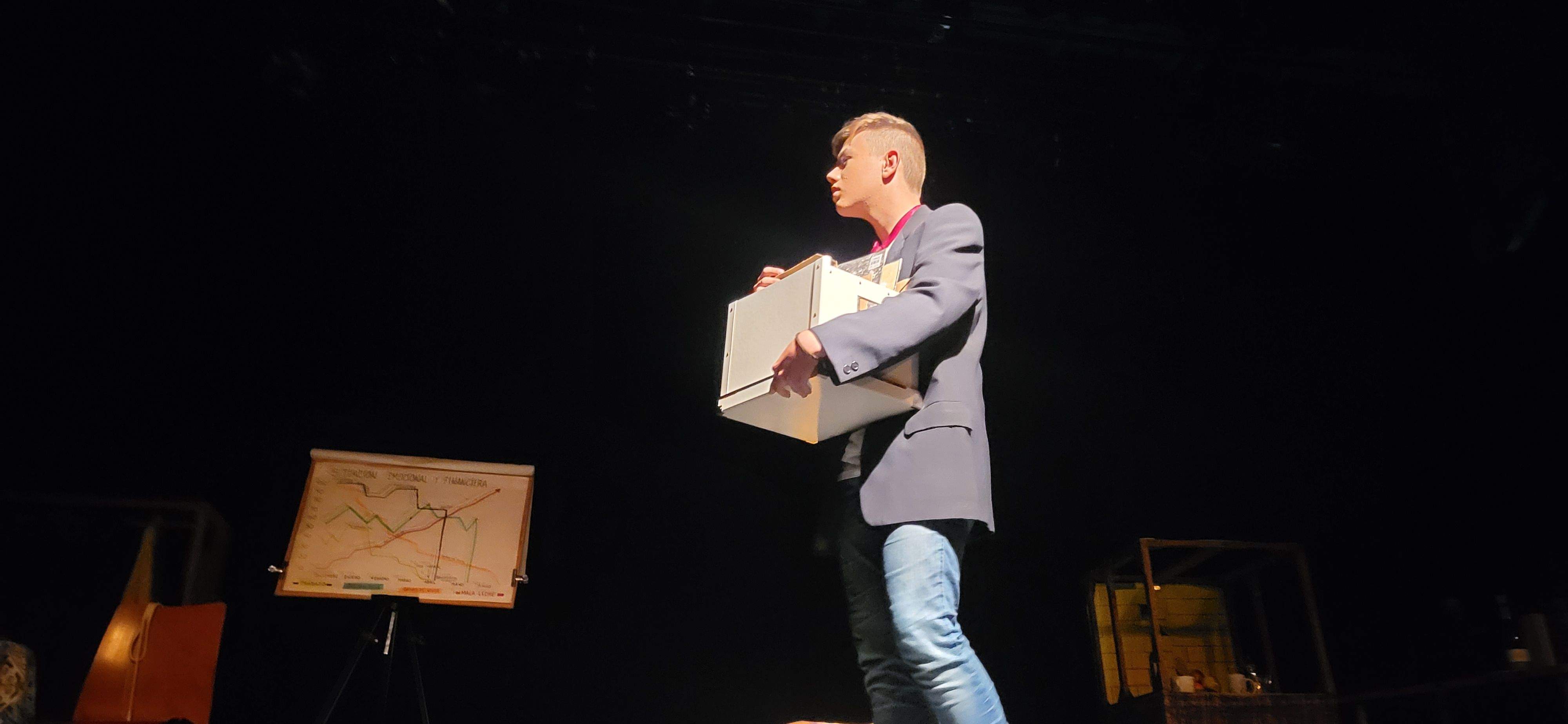 "Los locos susurran alto" con la obra "Pros y contras". Foto Myriam Martínez