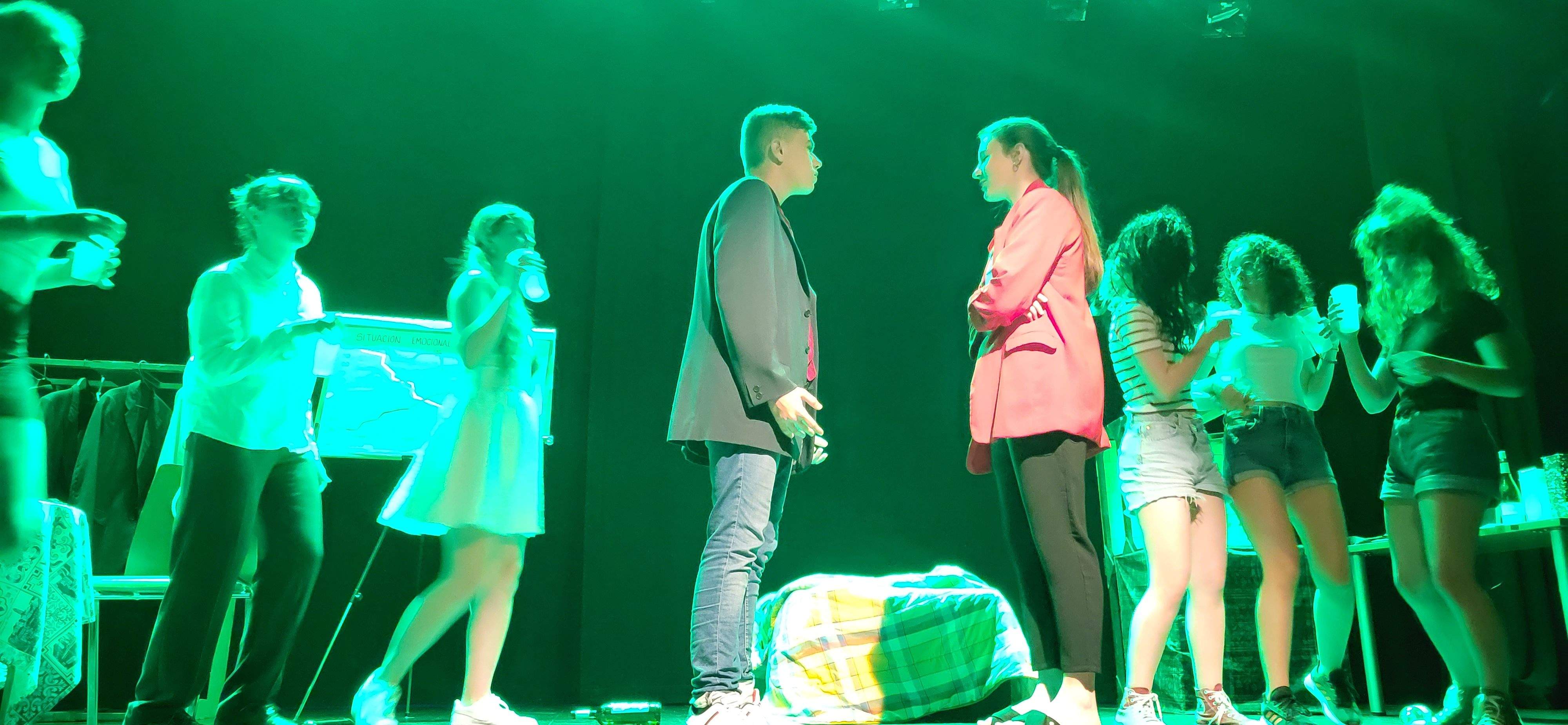 "Los locos susurran alto" con la obra "Pros y contras". Foto Myriam Martínez