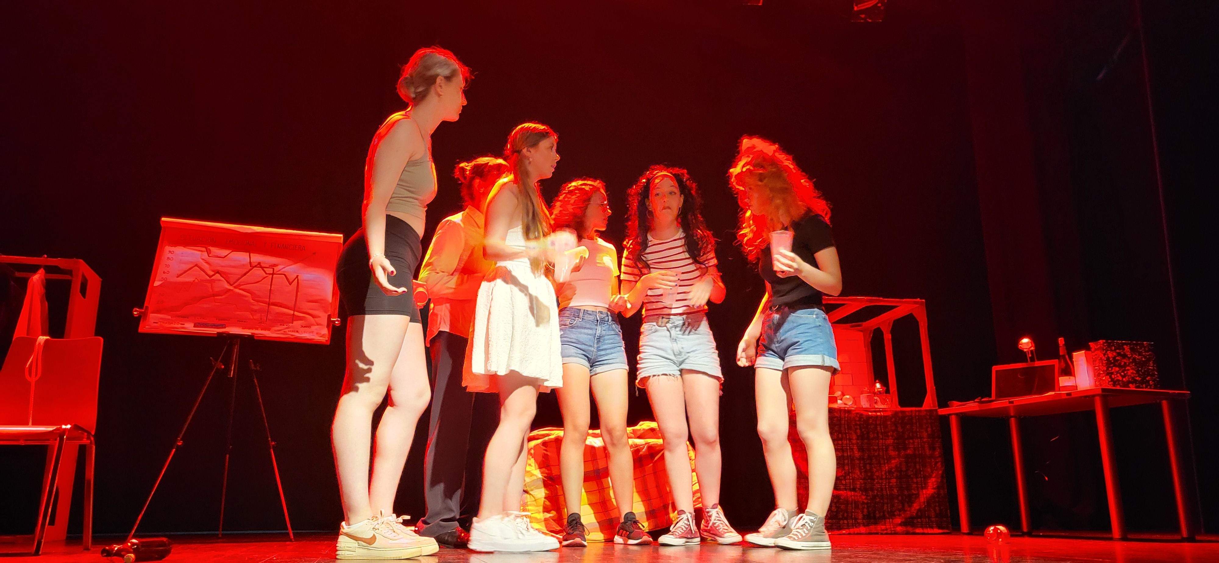 "Los locos susurran alto" con la obra "Pros y contras". Foto Myriam Martínez