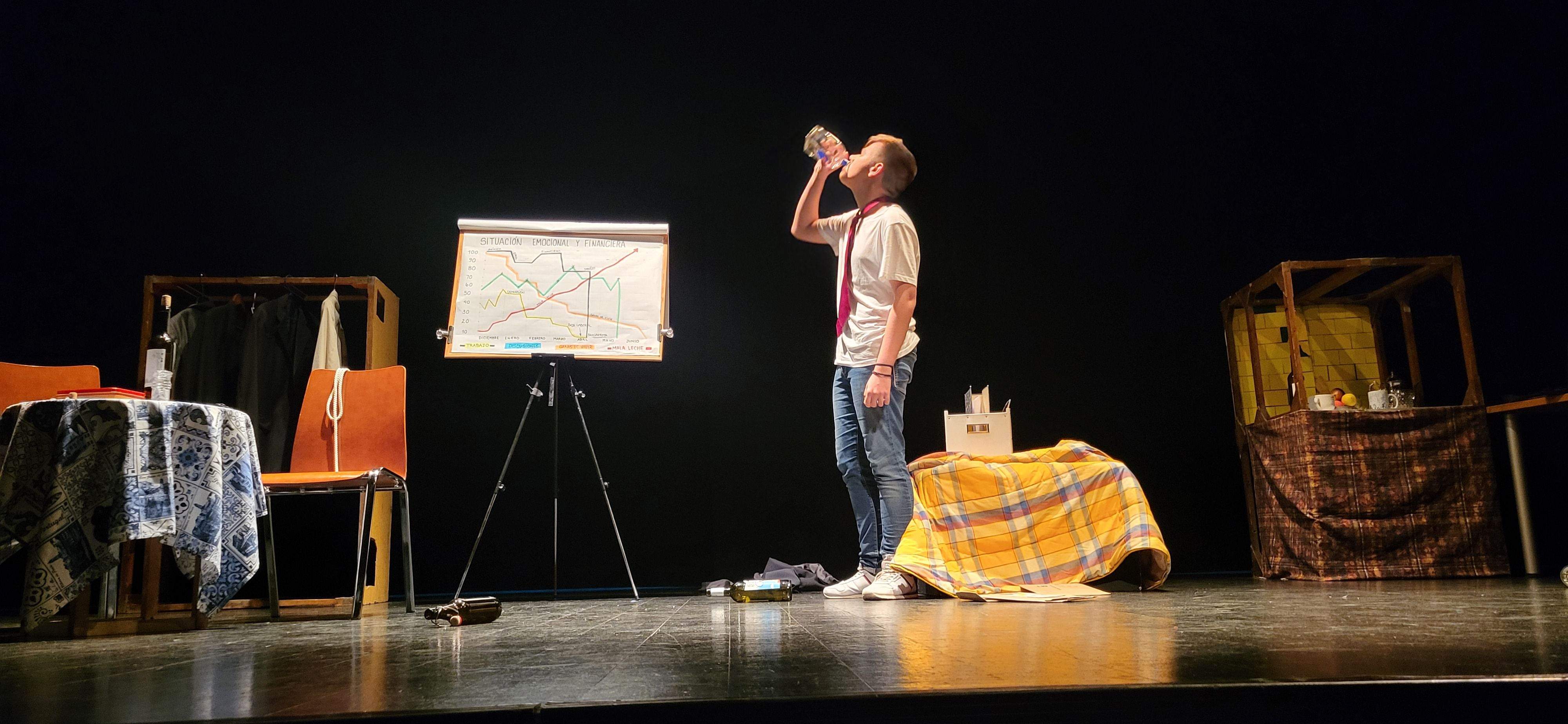 "Los locos susurran alto" con la obra "Pros y contras". Foto Myriam Martínez