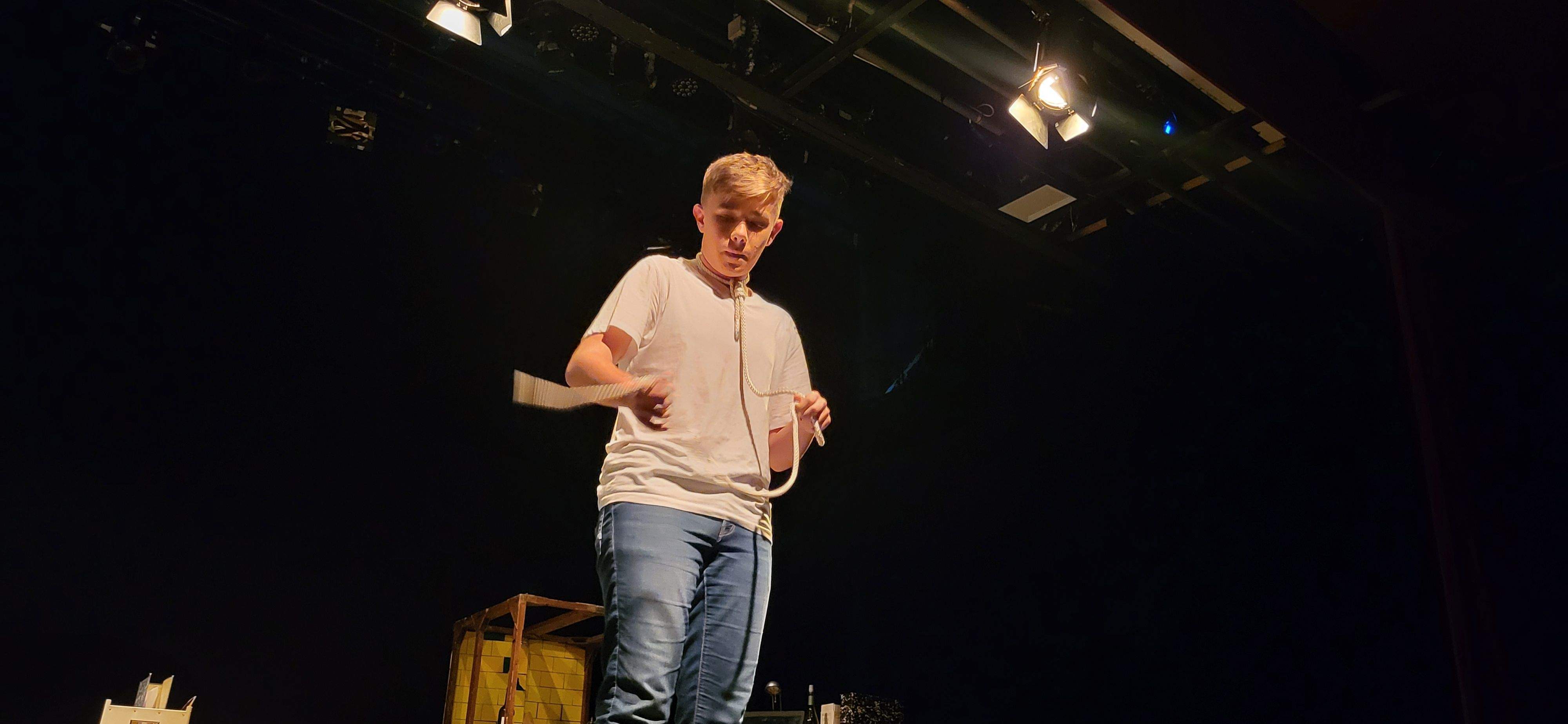 "Los locos susurran alto" con la obra "Pros y contras". Foto Myriam Martínez