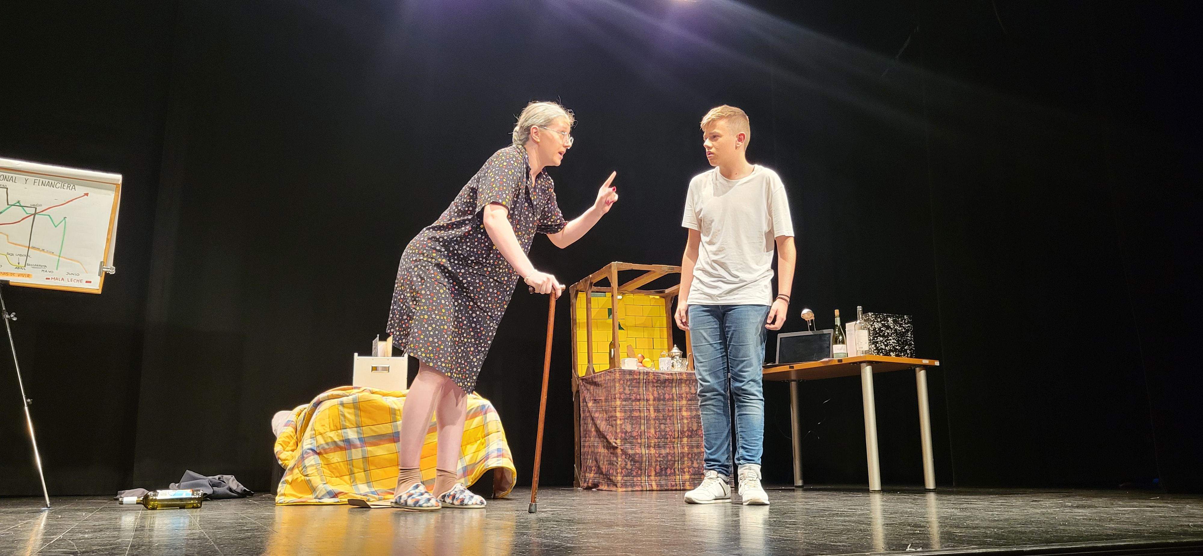 "Los locos susurran alto" con la obra "Pros y contras". Foto Myriam Martínez