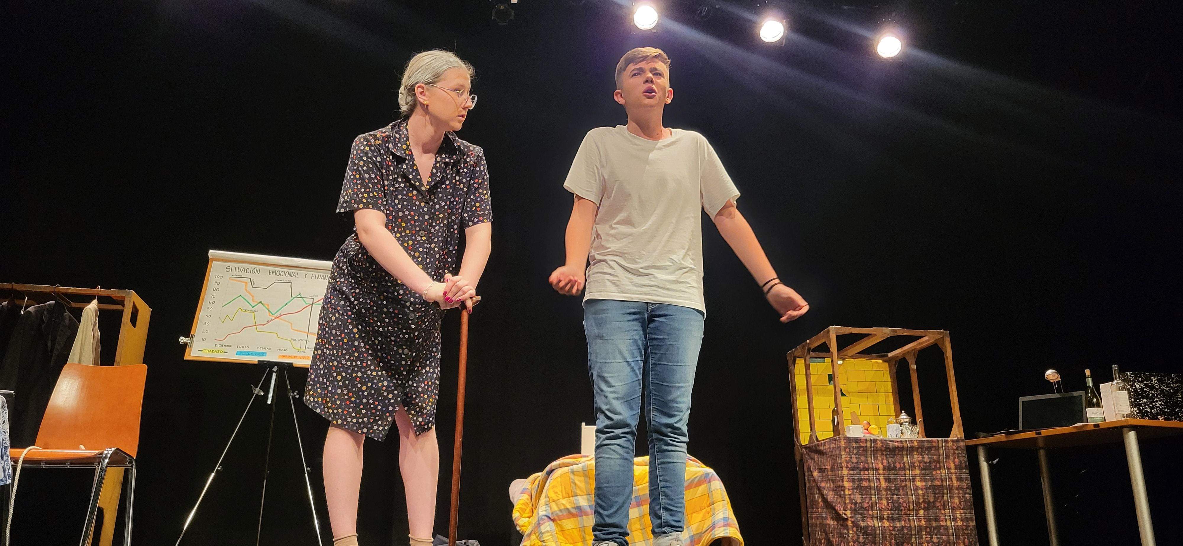 "Los locos susurran alto" con la obra "Pros y contras". Foto Myriam Martínez