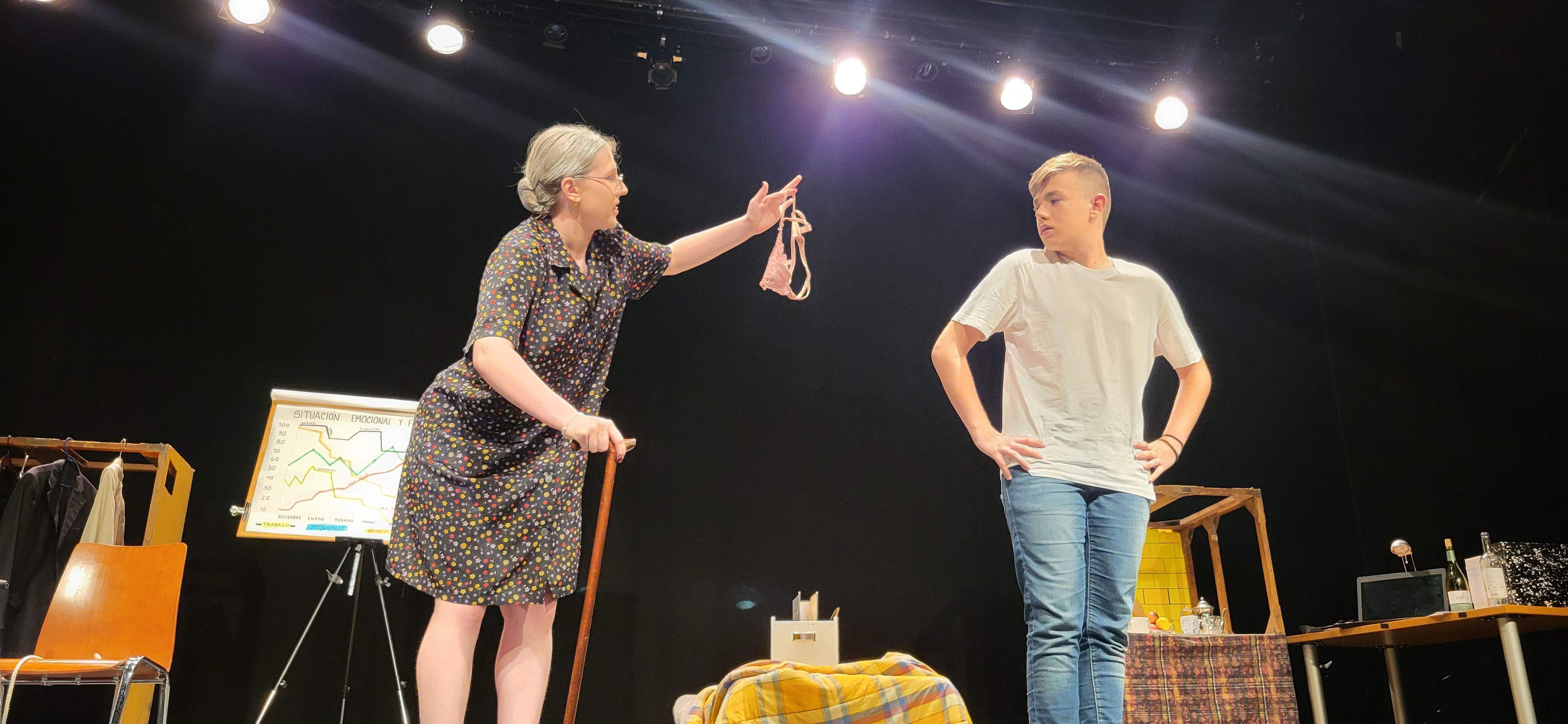 "Los locos susurran alto" con la obra "Pros y contras". Foto Myriam Martínez